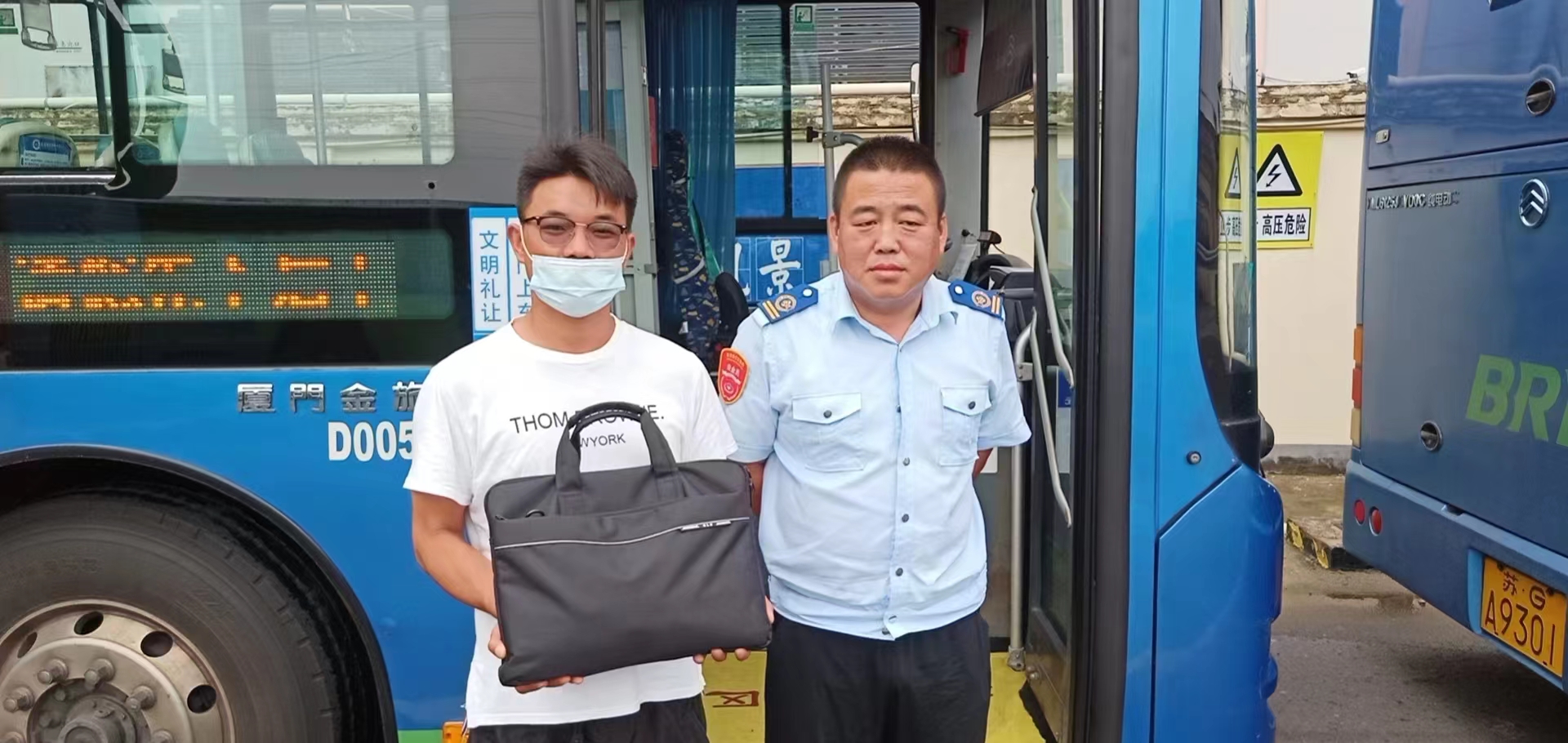 快速公交事業(yè)部調(diào)度員葛彥含幫助乘客 找回丟失的筆記本電腦獲感謝