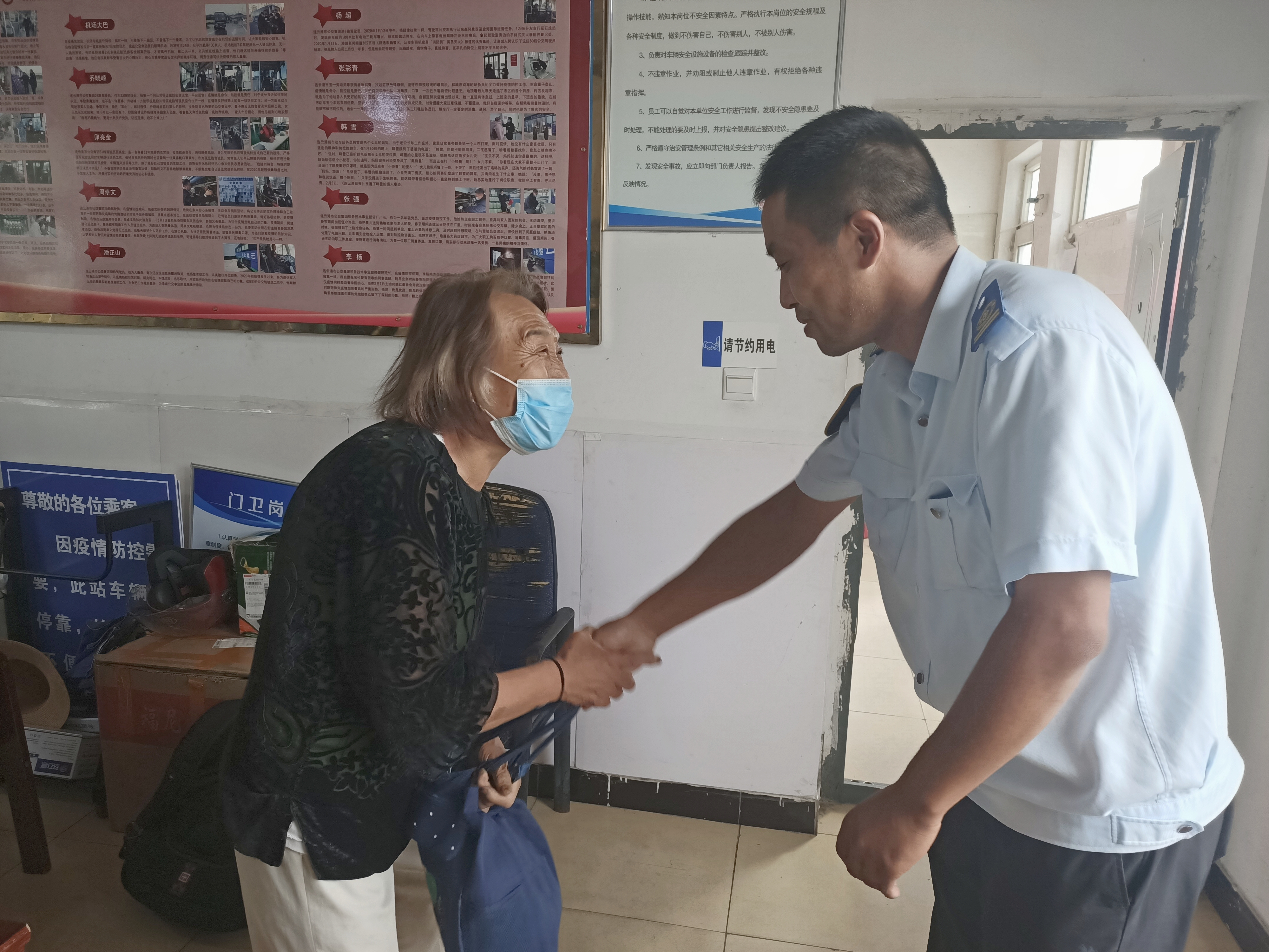 駕駛員拾金不昧、站務(wù)員熱情幫助獲乘客點(diǎn)贊