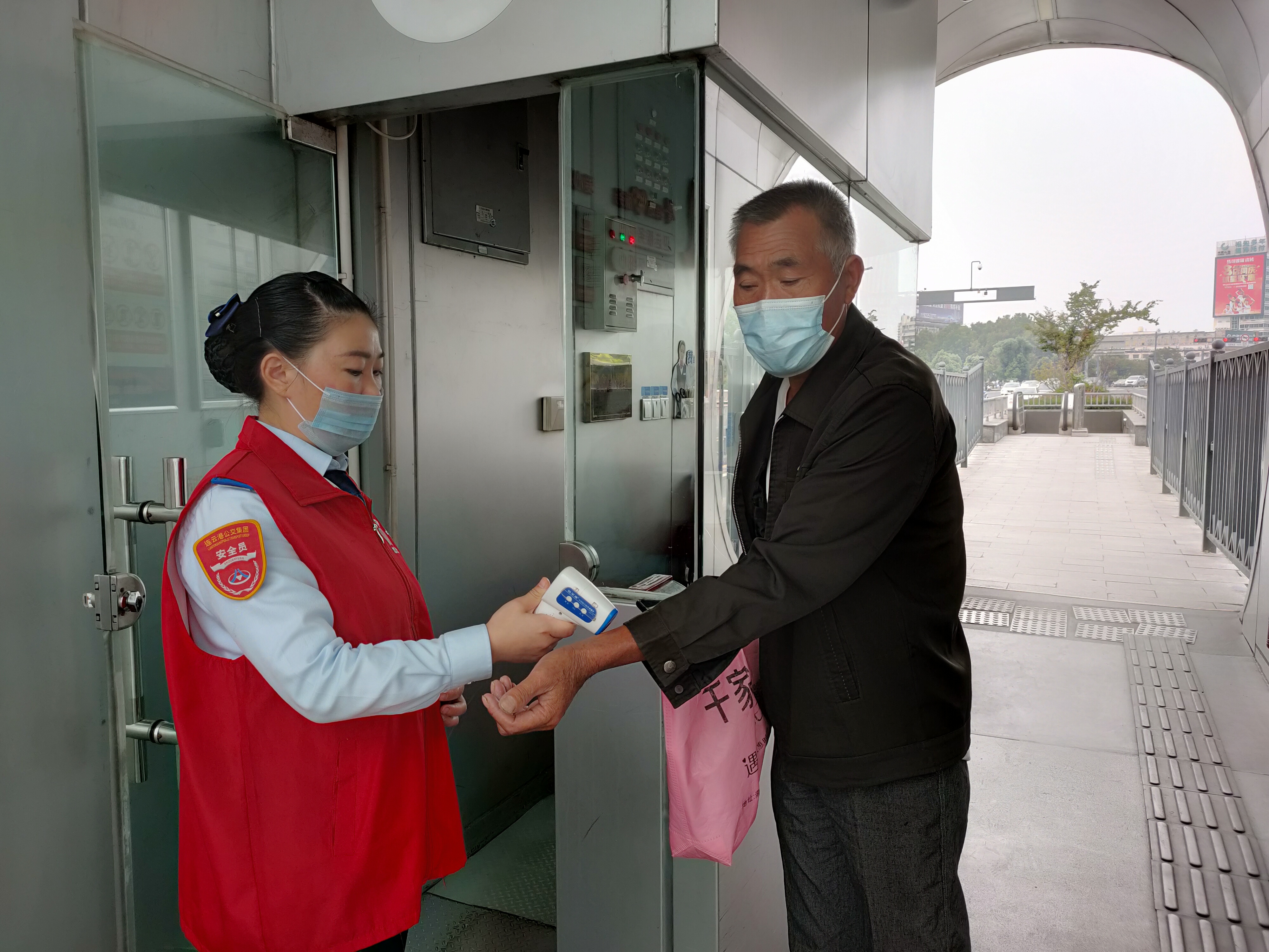 快速公交事業(yè)部站務(wù)員霍娟幫助乘客獲稱贊