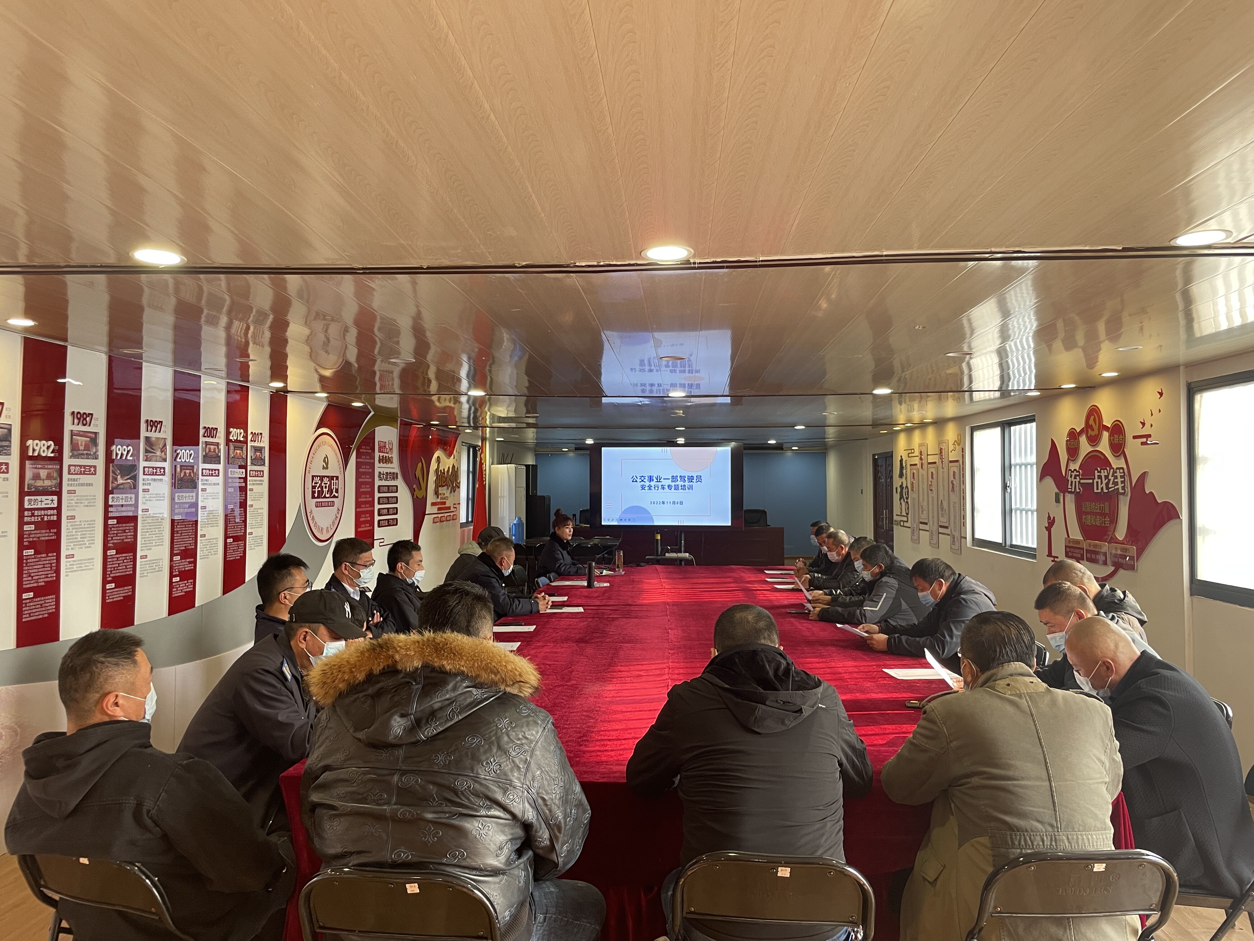 公交集團(tuán)公交事業(yè)一部開(kāi)展駕駛員安全 行車專題培訓(xùn)