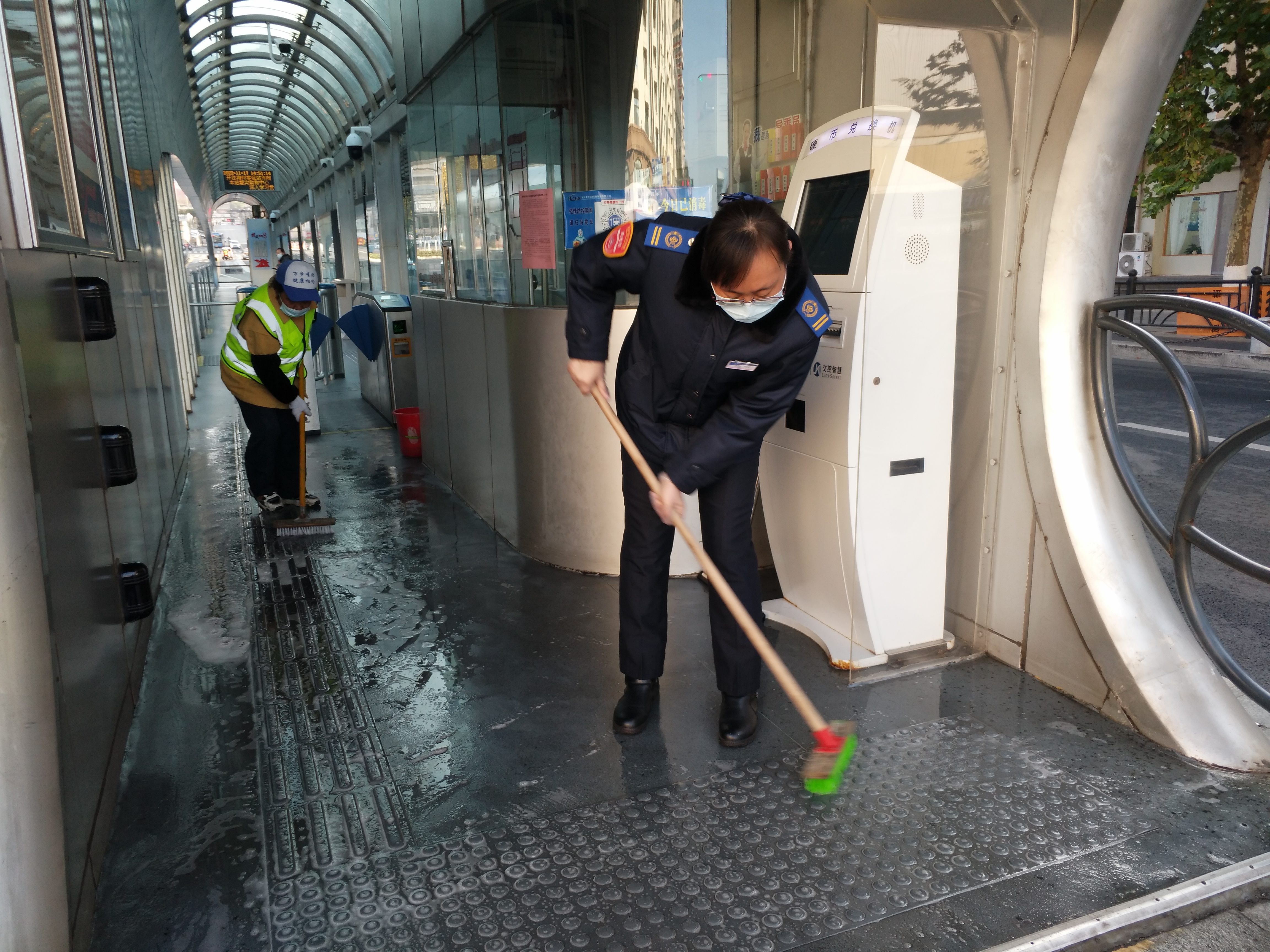 站臺(tái)里的“衛(wèi)士”