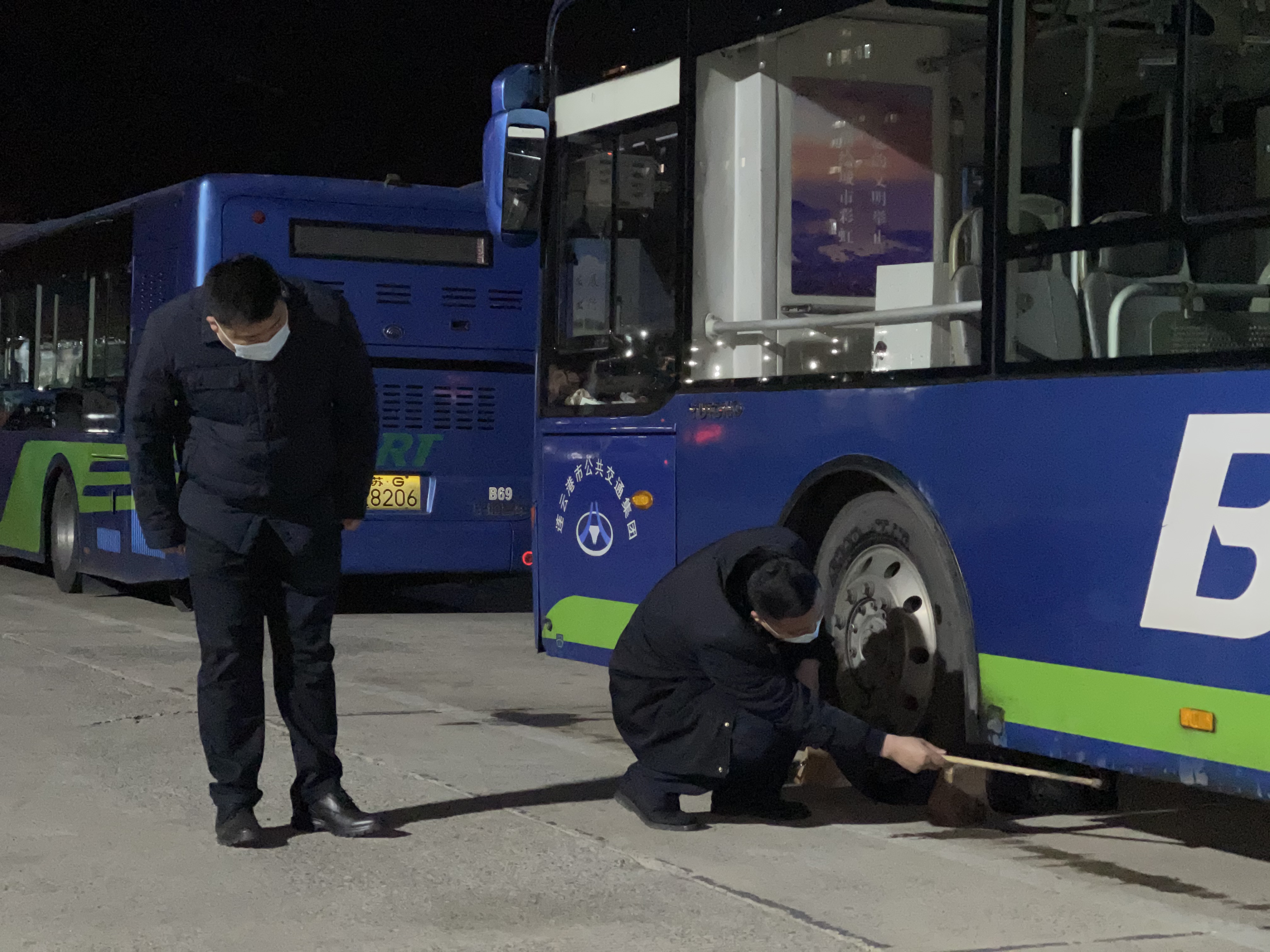 公交集團(tuán)快速公交事業(yè)部在寒潮來(lái)臨前排查車輛隱患