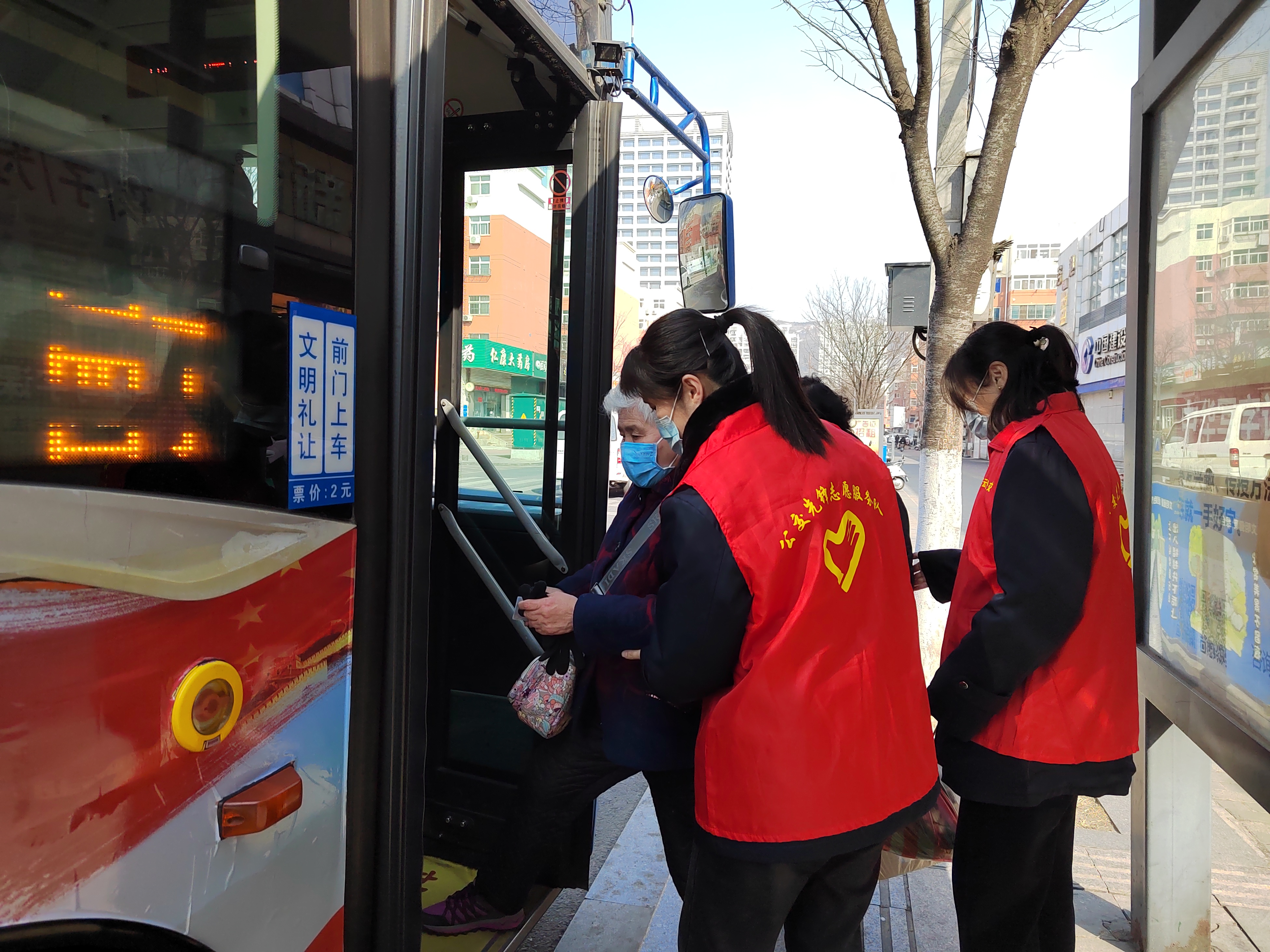 公交集團(tuán)公交事業(yè)二部開展學(xué)雷鋒志愿活動