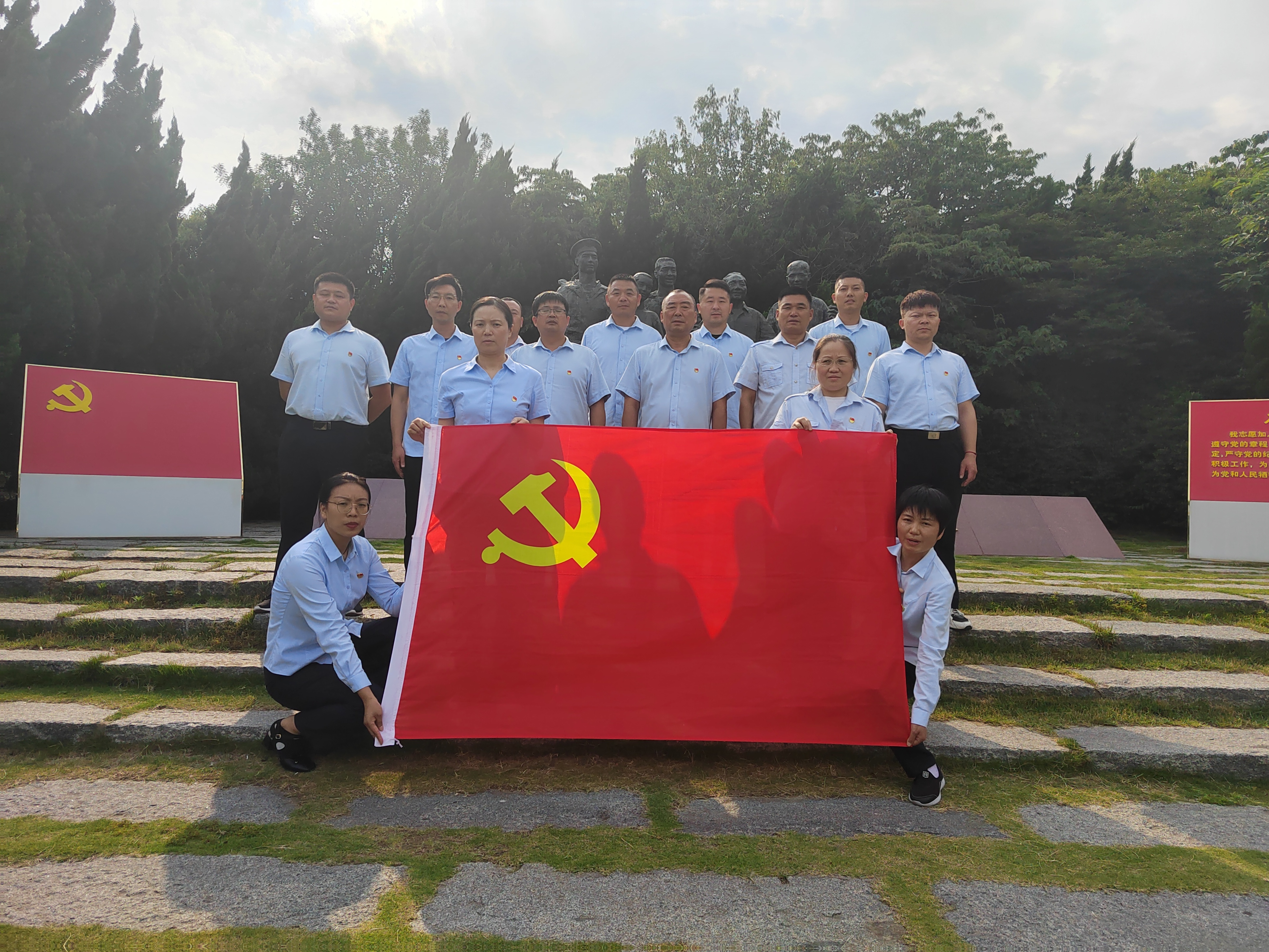 走進(jìn)“鄧小平和人民在一起”雕塑公園，公交集團(tuán)公交事業(yè)二部黨支部理論學(xué)習(xí) 中心組（擴(kuò)大）開(kāi)展現(xiàn)場(chǎng)研學(xué)