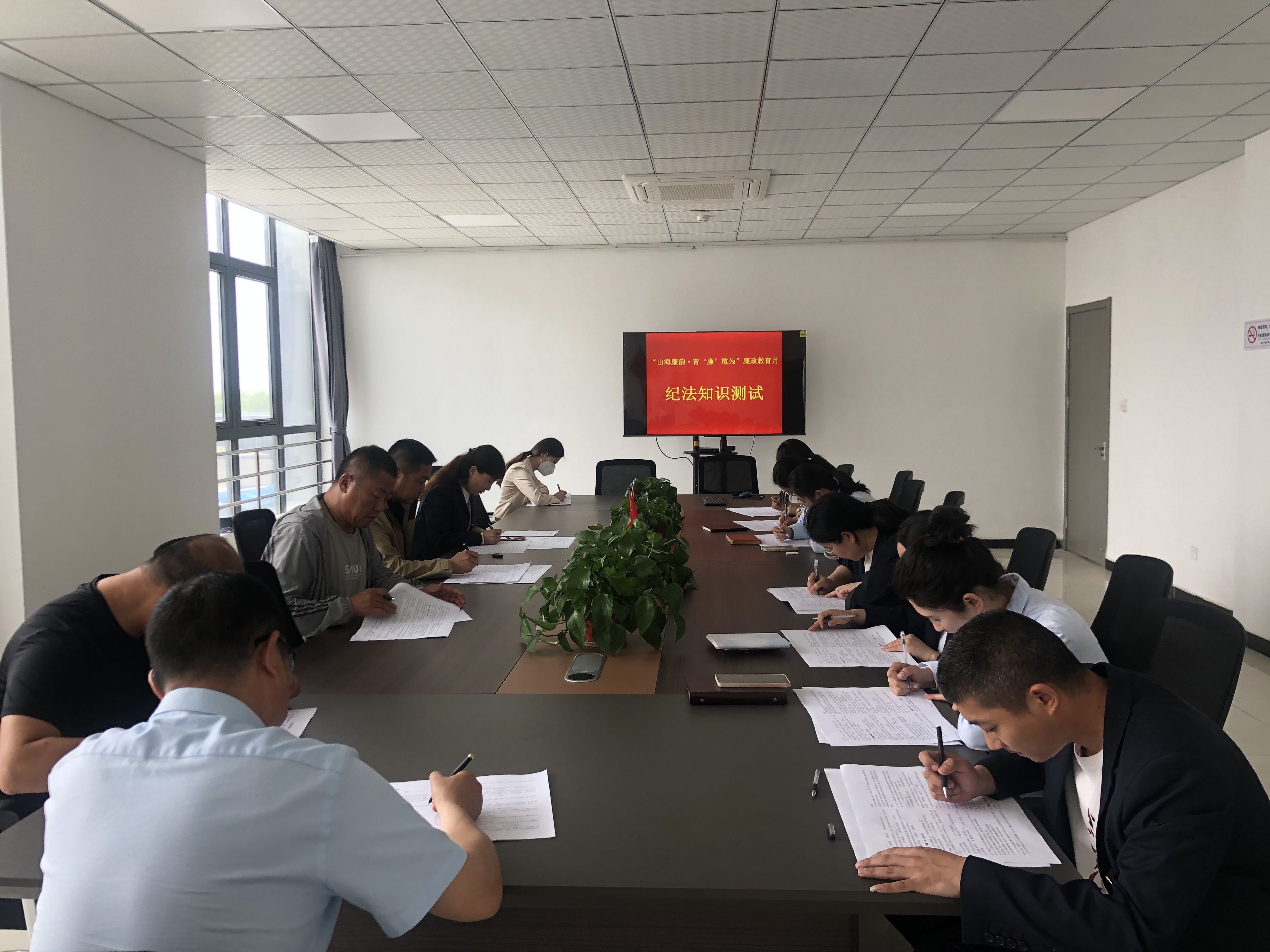 公交集團(tuán)經(jīng)營(yíng)發(fā)展事業(yè)部組織黨員干部及年輕職工開(kāi)展紀(jì)法知識(shí)測(cè)試