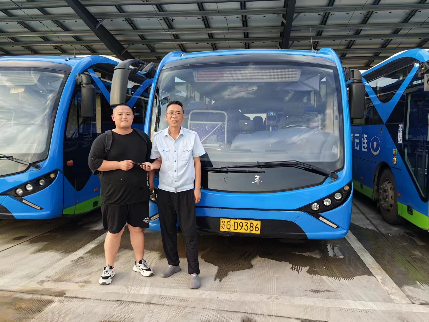 公交集團經(jīng)營發(fā)展事業(yè)部駕駛員江偉拾金不昧受表揚