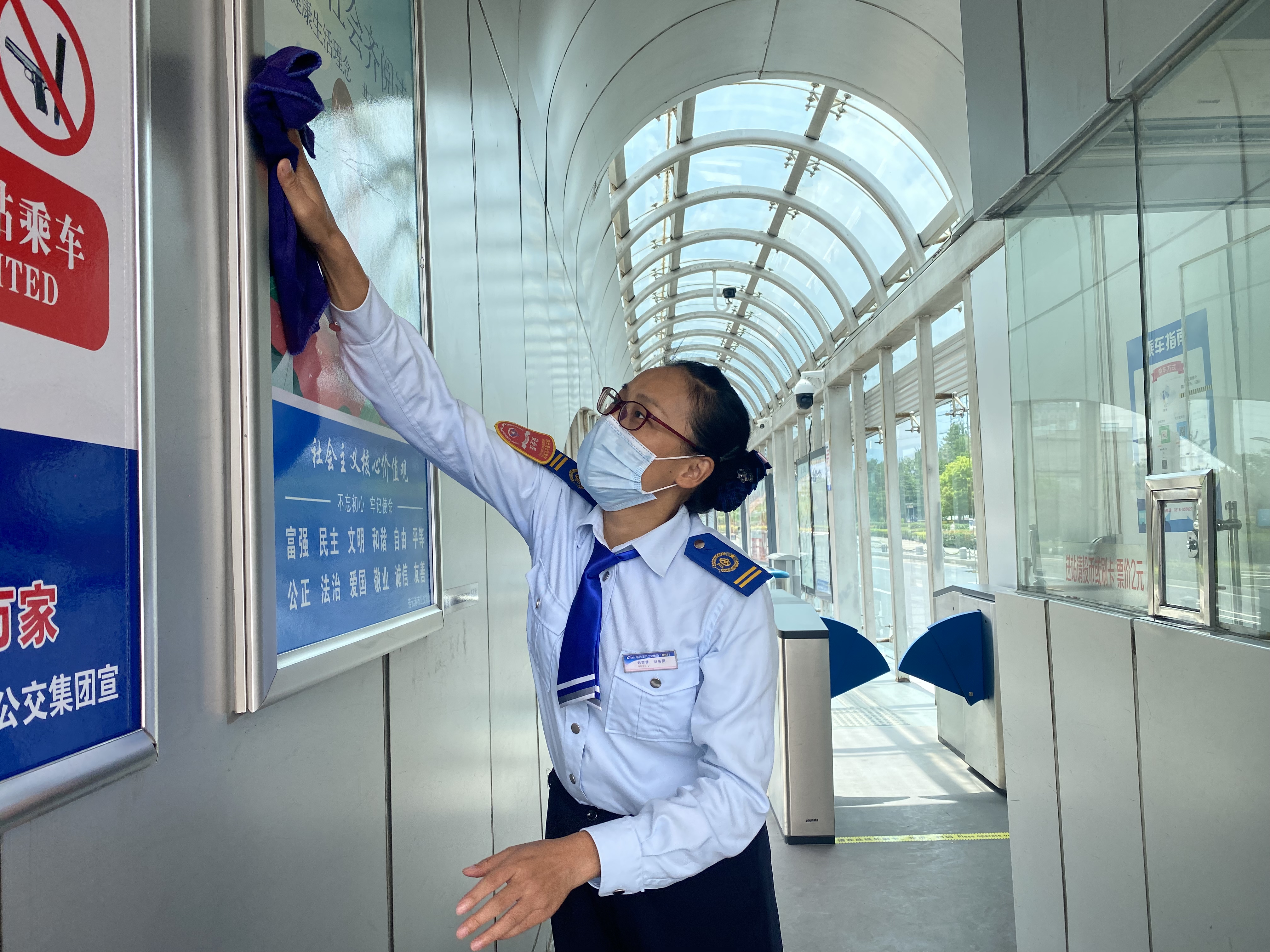 BRT站務(wù)員幫助乘客找到丟失的包獲感謝