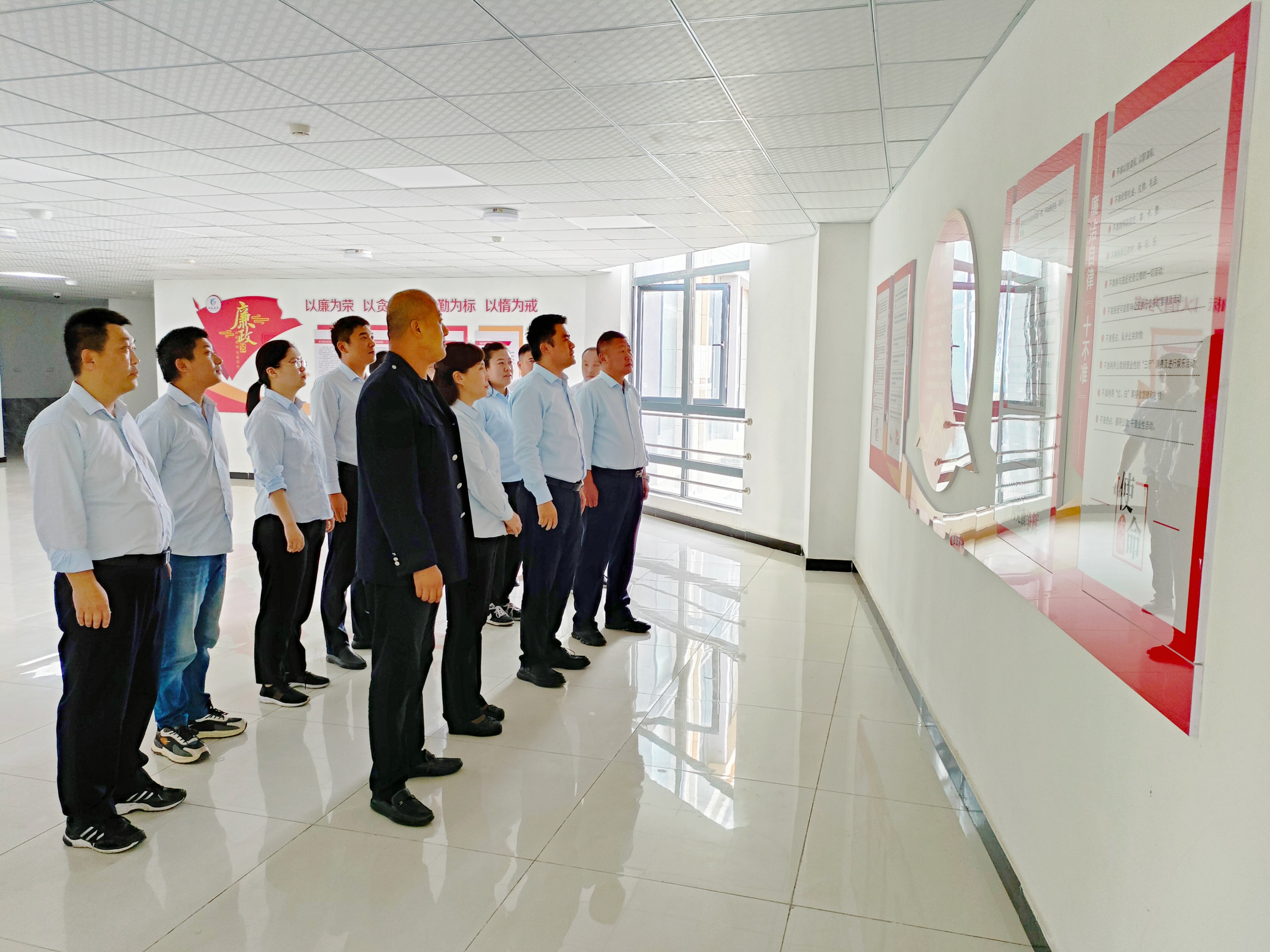 公交集團經(jīng)營發(fā)展事業(yè)部打造廉政文化墻營造崇廉尚廉良好氛圍