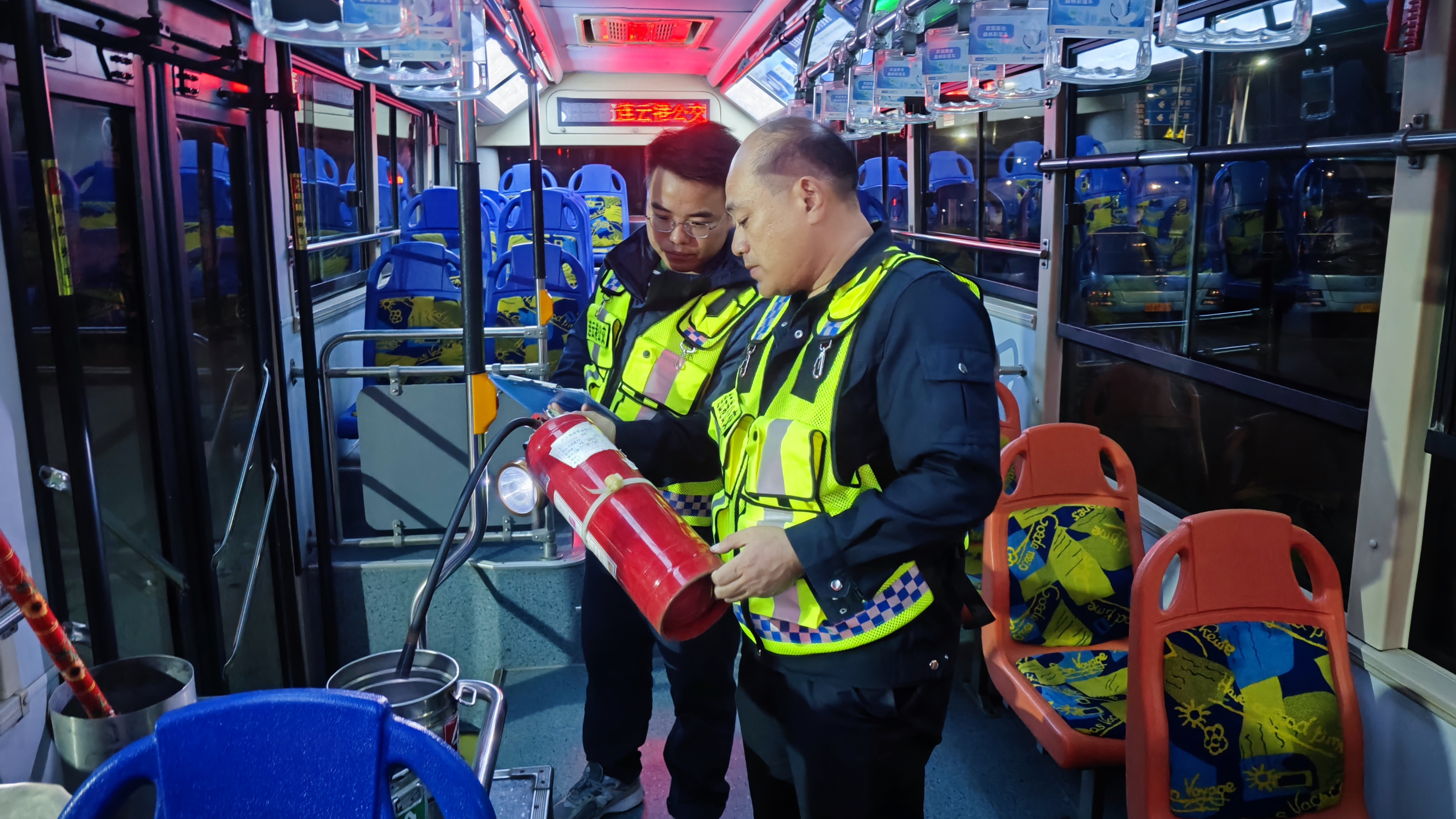 公交集團(tuán)公交事業(yè)一部開展夜間安全檢查
