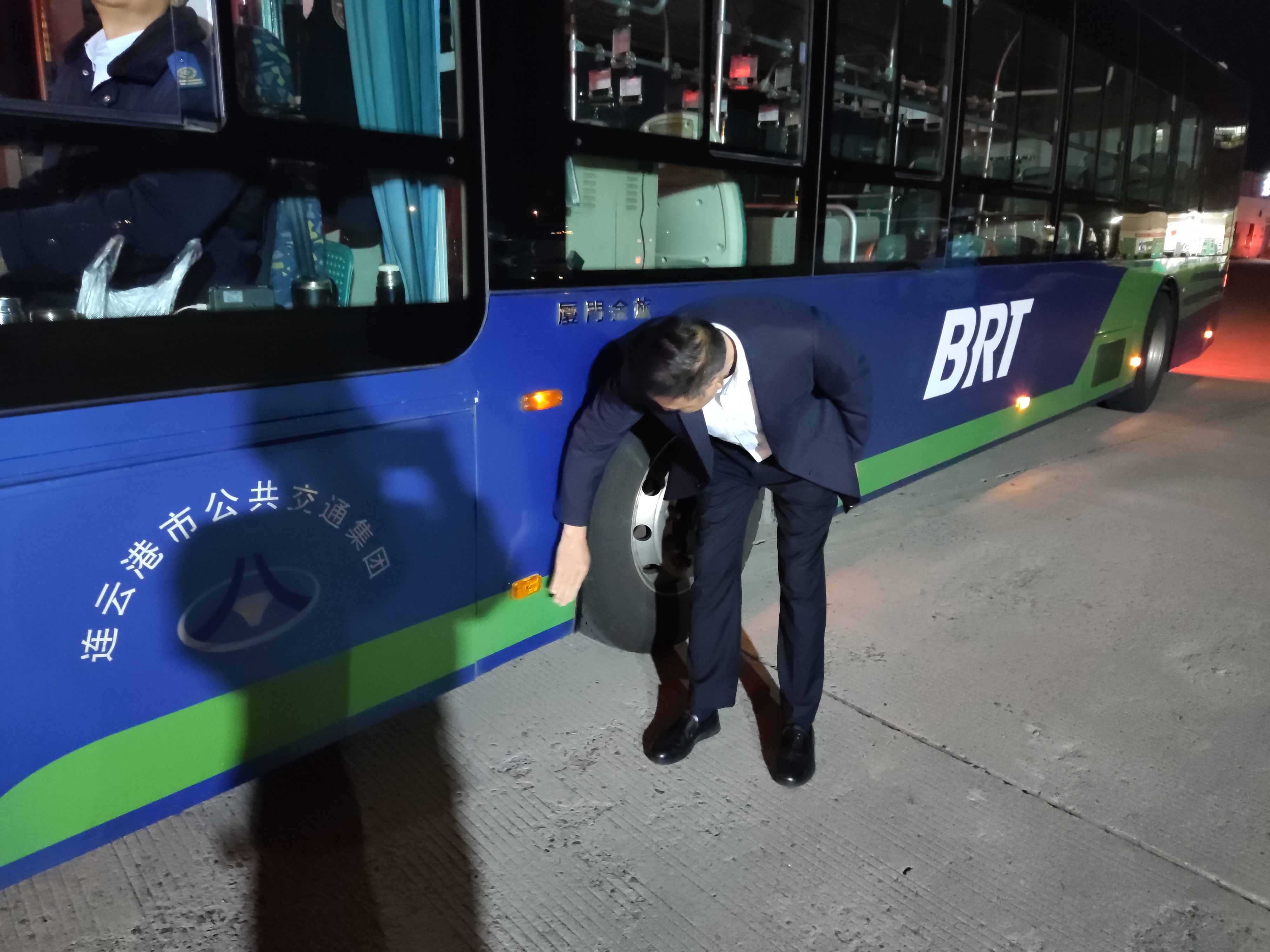 公交集團(tuán)快速公交事業(yè)部開展入冬前車輛綜合大檢查工作