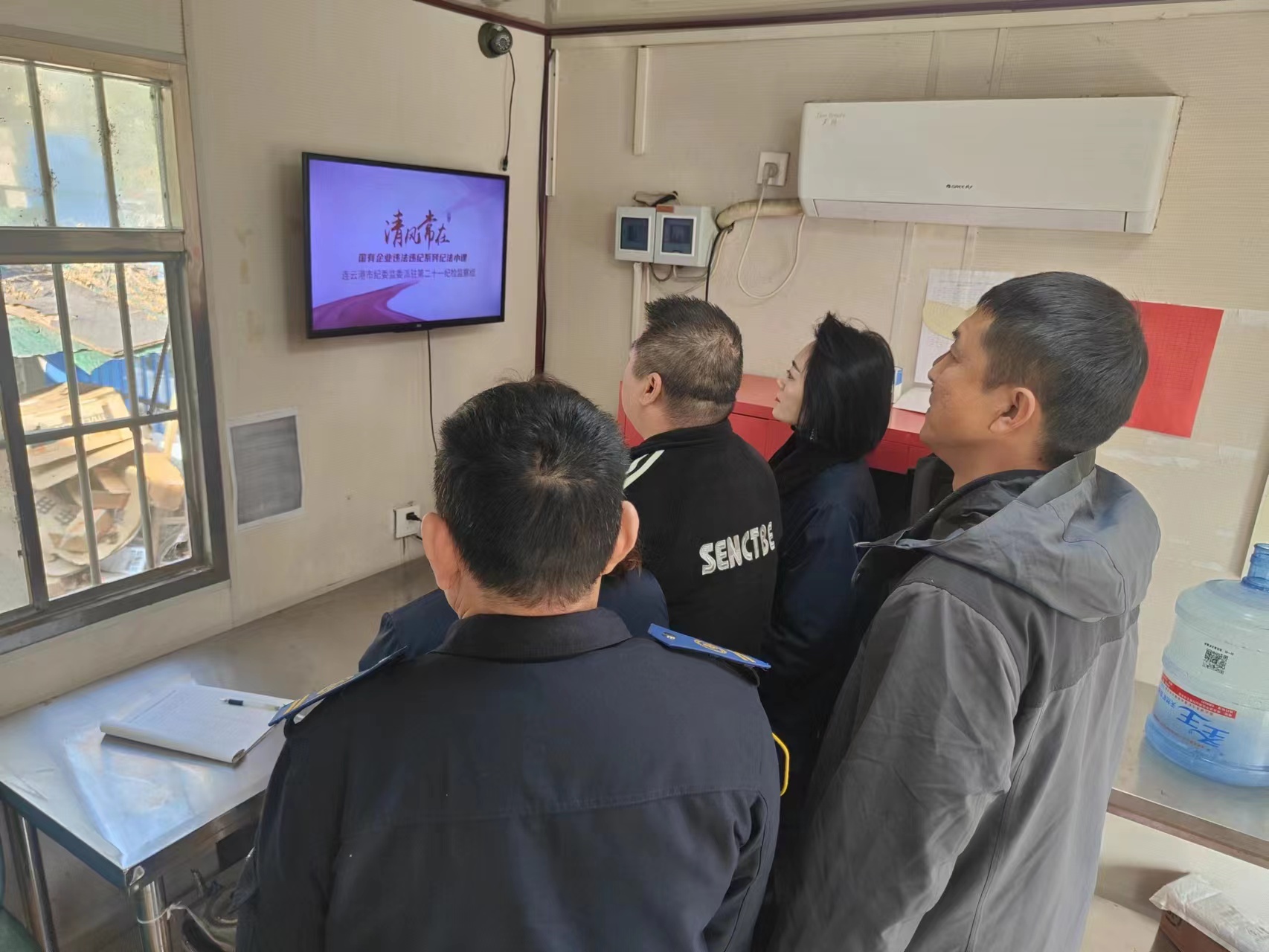 公交集團公交事業(yè)一部組織觀看“紀法小課堂”警示教育視頻