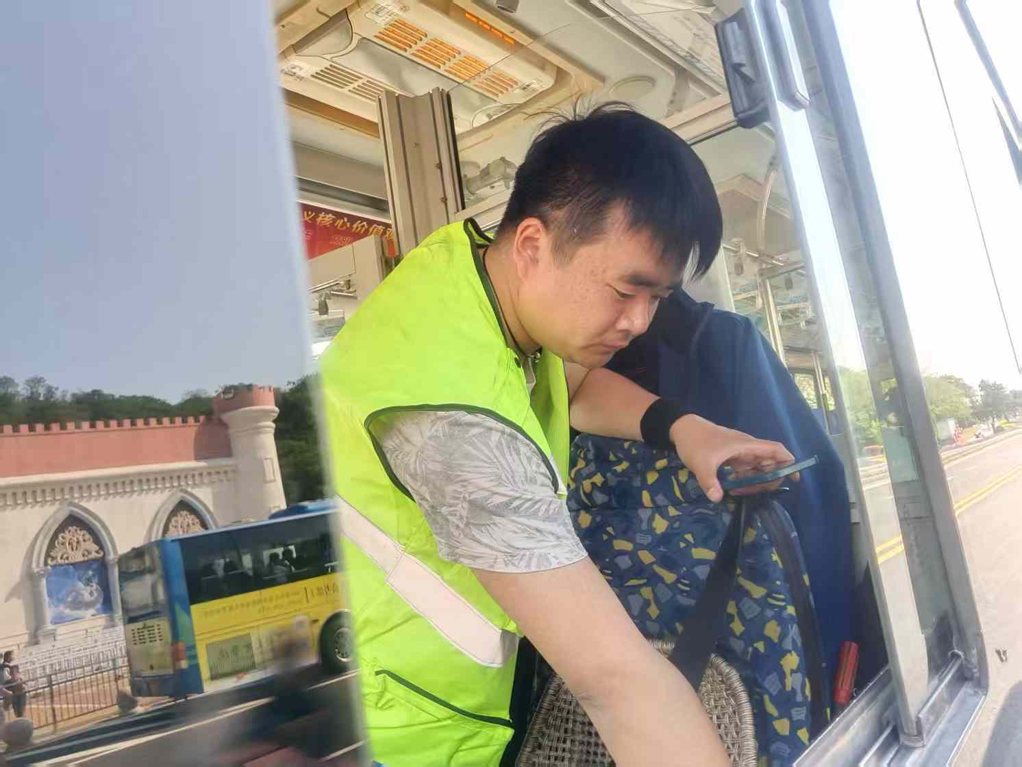 公交汽服公司全員出動(dòng) 護(hù)航景區(qū)公交無(wú)憂出行