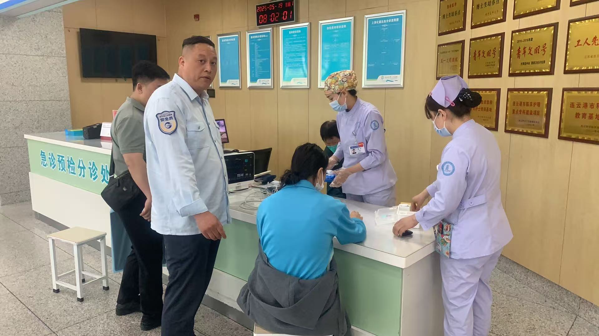 學(xué)生突發(fā)暈厥，公交集團(tuán)快速公交公司B12線 駕駛員王海平緊急救助