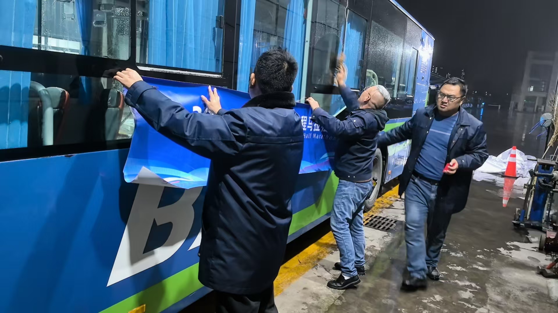 夜幕下的堅(jiān)守--佳連公交為連島半程馬拉松保駕護(hù)航！