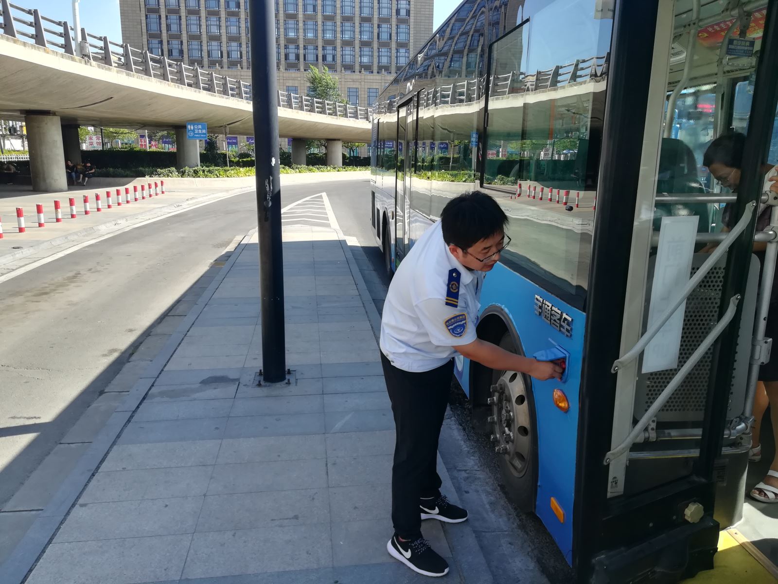 公交集團(tuán)東部公司開(kāi)展上路上線安全檢查