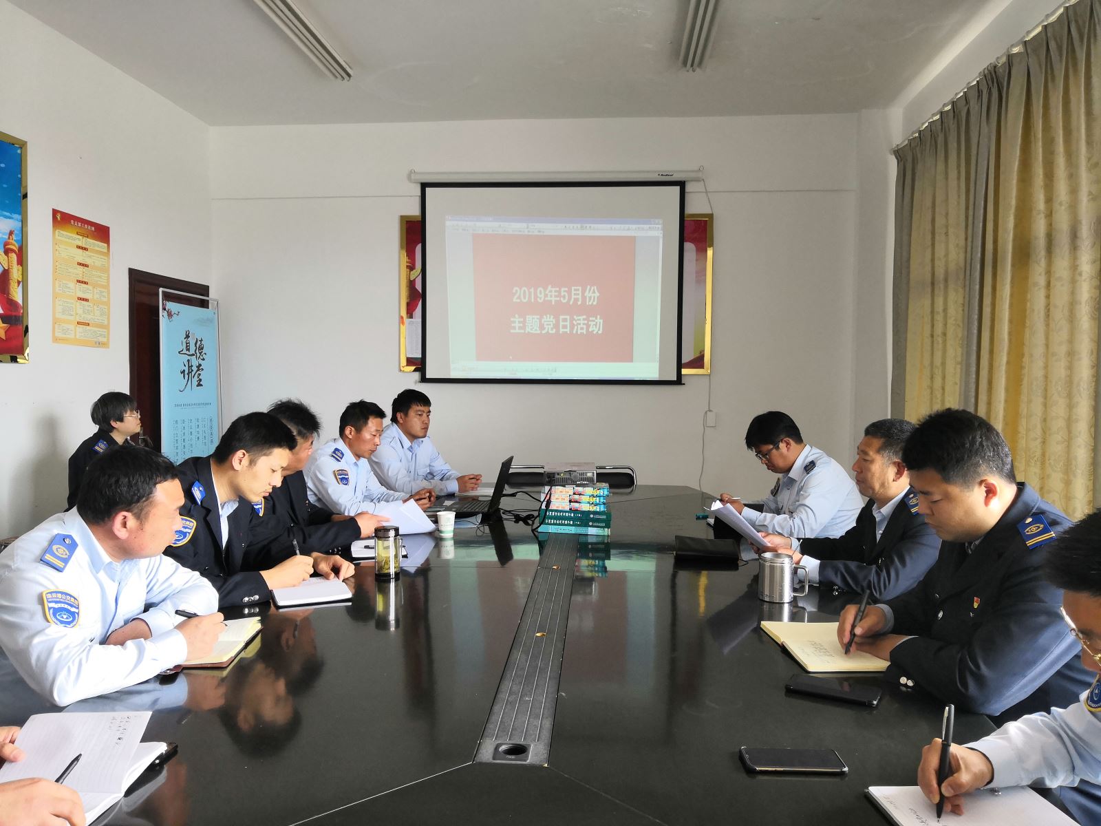 公交集團公交事業(yè)二部開展“學懂黨內(nèi)法規(guī)，建強組織體系”主題黨日活動