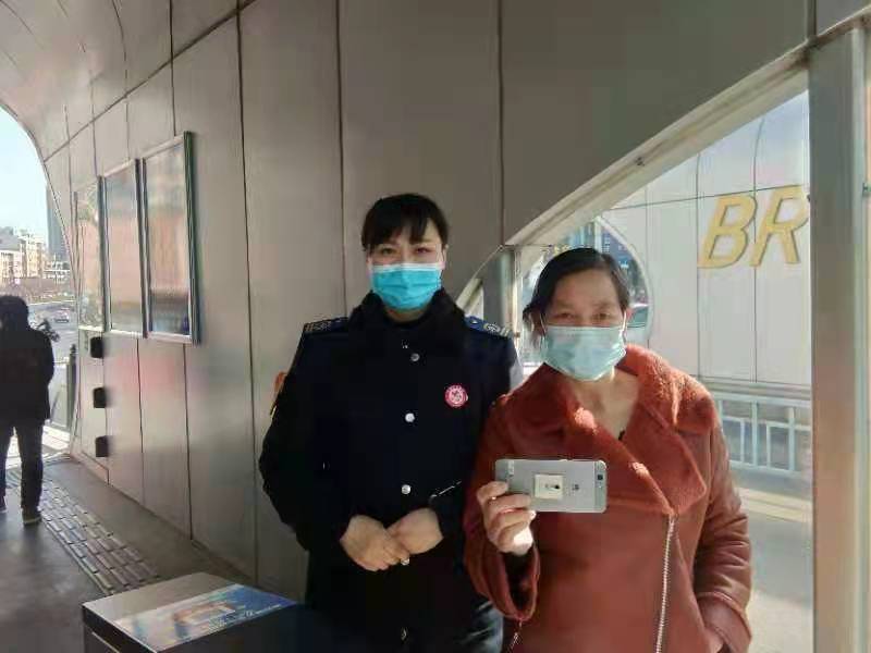 快速公交事業(yè)部站務員聯(lián)手幫助乘客找到丟失的手機獲感謝