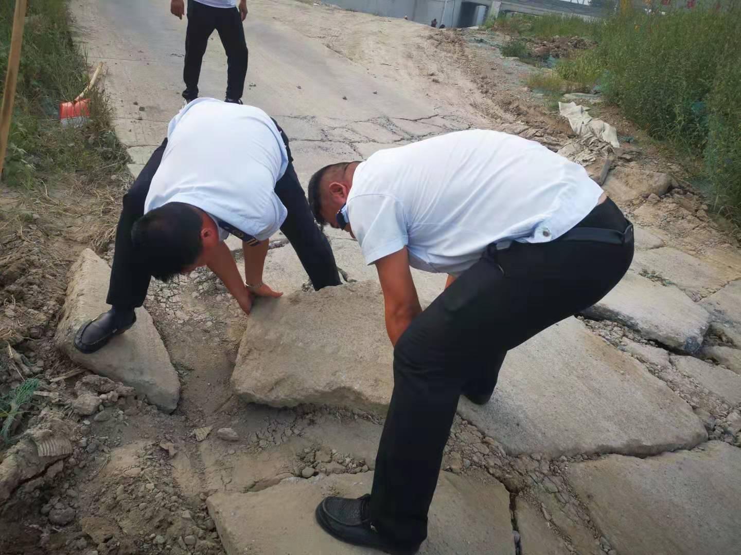 公交集團(tuán)經(jīng)營發(fā)展事業(yè)部開展公交場站地面破損修復(fù)工作