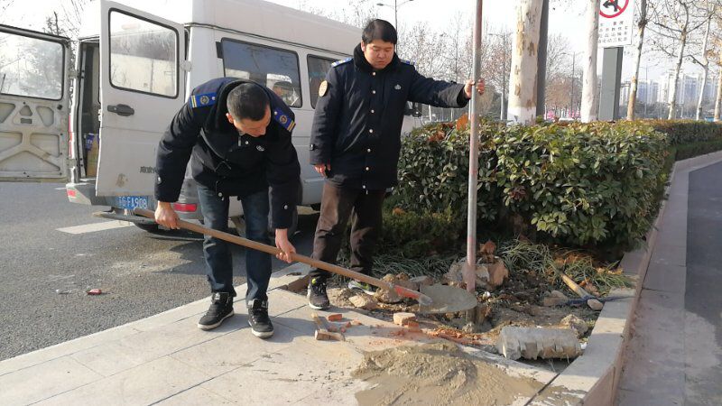 公交集團(tuán)開展市區(qū)簡易式公交站牌排查整改工作