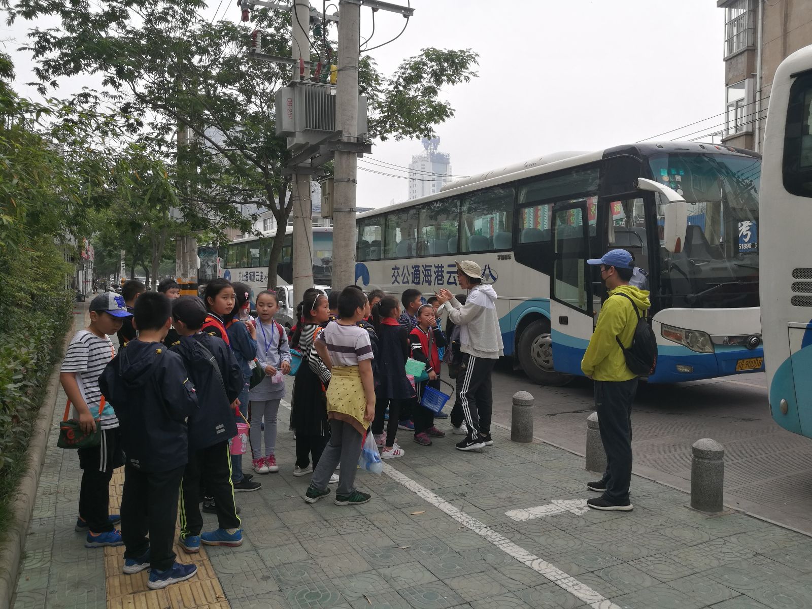 公交集團(tuán)佳連公司圓滿完成蒼梧晚報小記者觀光采摘運輸工作