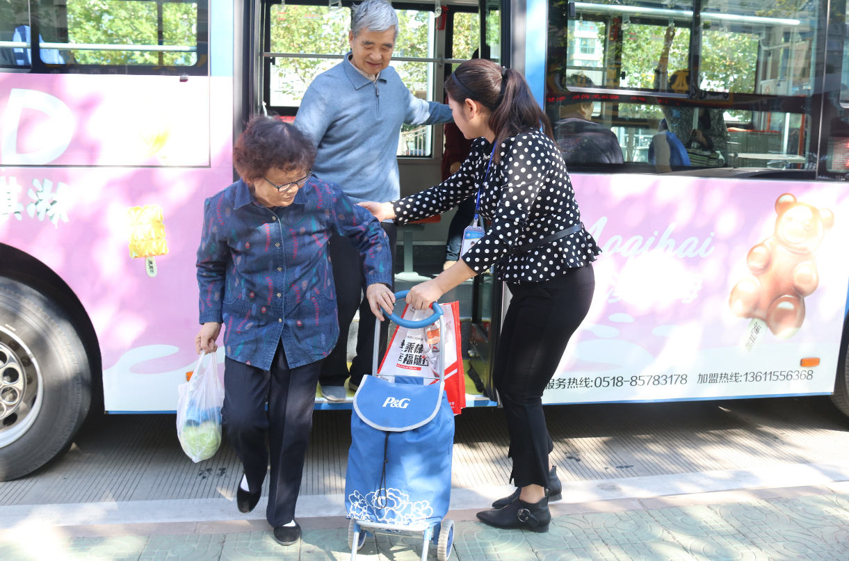 公交集團基層單位開展重陽節(jié)敬老愛老志愿服務活動