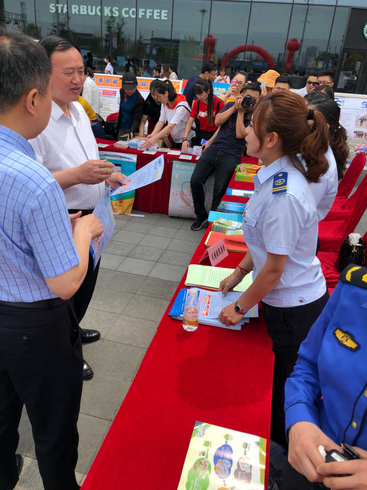 公交集團(tuán)開展“6.16”安全生產(chǎn)咨詢?nèi)栈顒?/></a></em>
        <div>
        <span><a href=