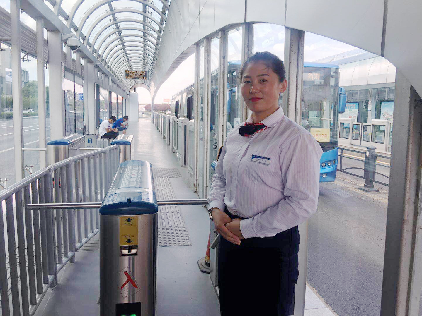 公交集團快速公司站務(wù)員用平凡的崗位展現(xiàn)不平凡的風采