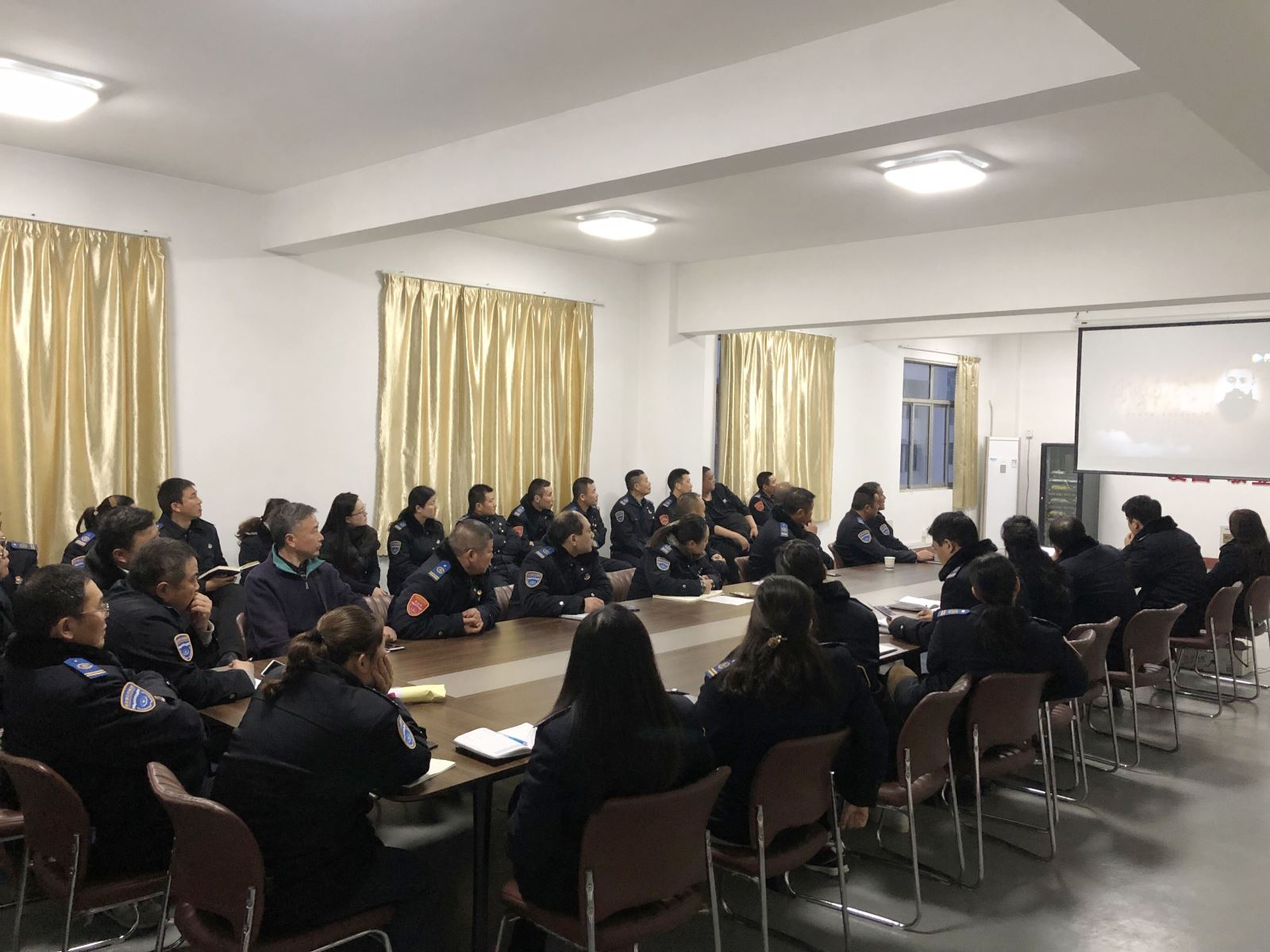 “緬懷先烈憶初心、傳承精神勇?lián)?dāng)”——公交集團(tuán)各支部開展形式多樣的主題黨日活動