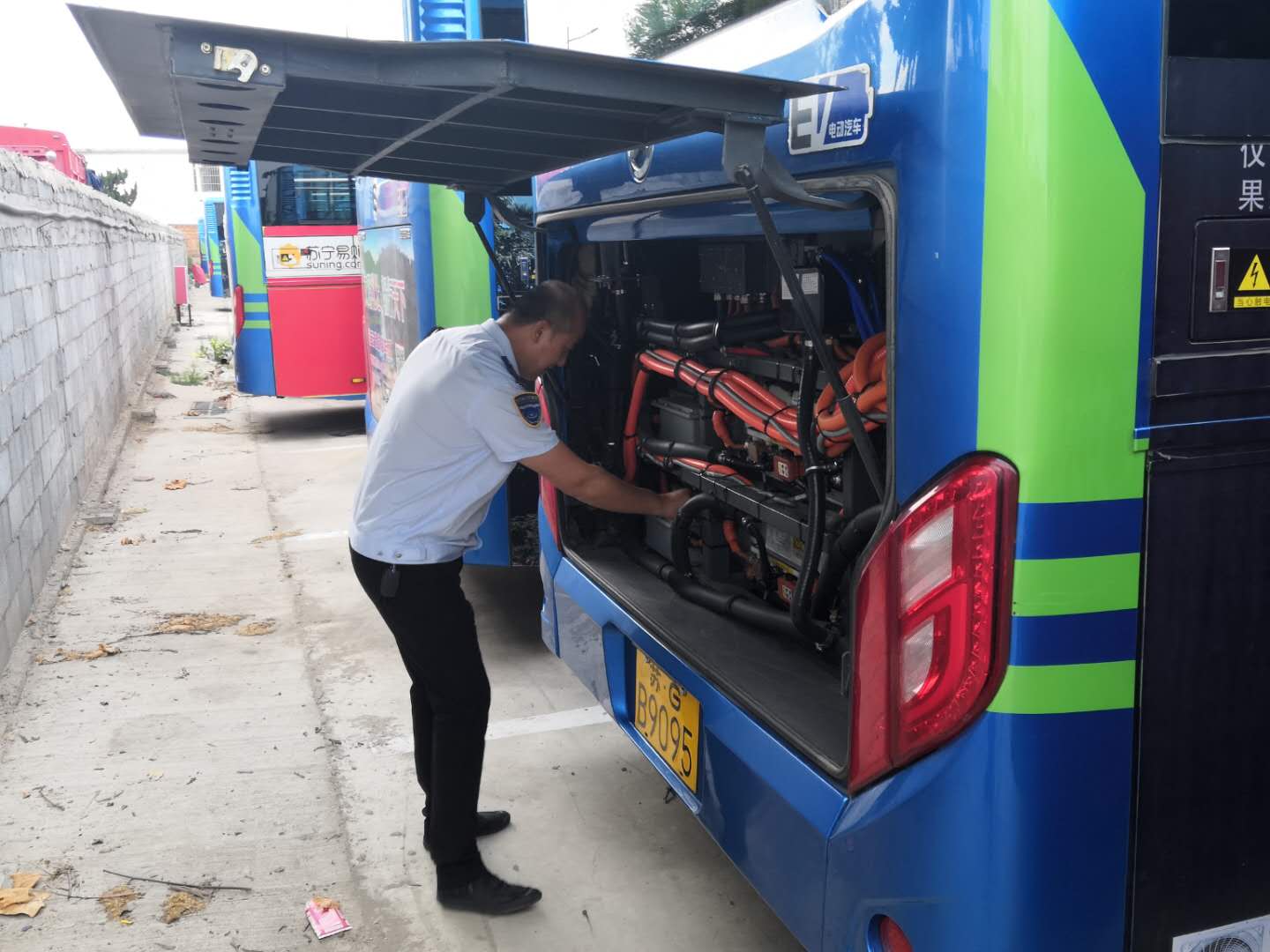 公交集團(tuán)公交事業(yè)一部開(kāi)展國(guó)慶節(jié)前場(chǎng)站及所屬車(chē)輛安全專(zhuān)項(xiàng)檢查