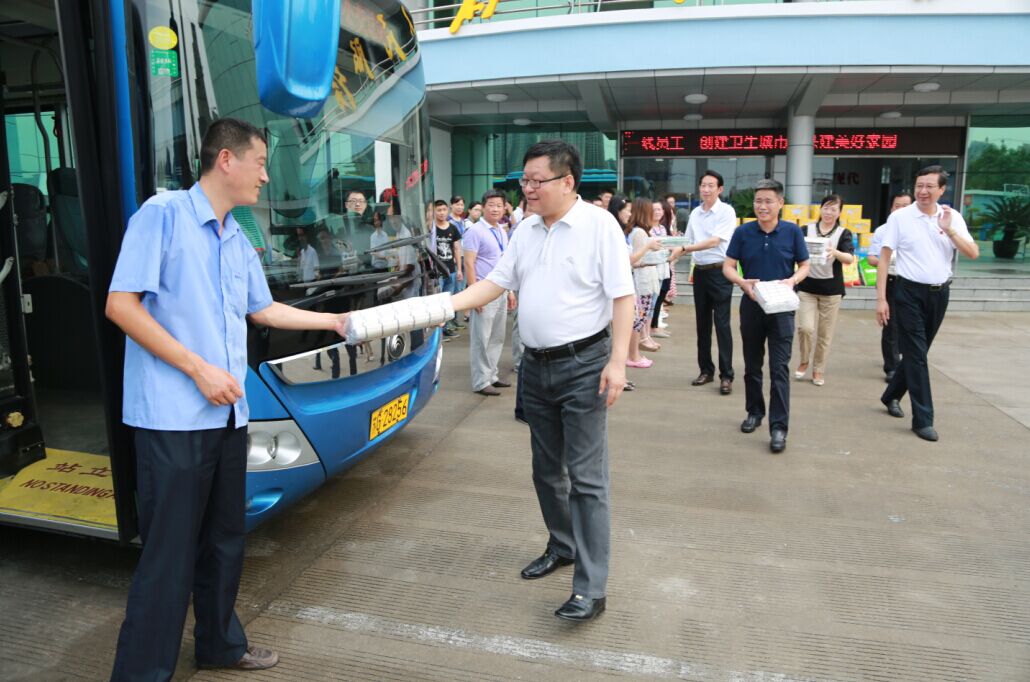 高溫酷暑  交通控股集團領(lǐng)導(dǎo)心系公交員工