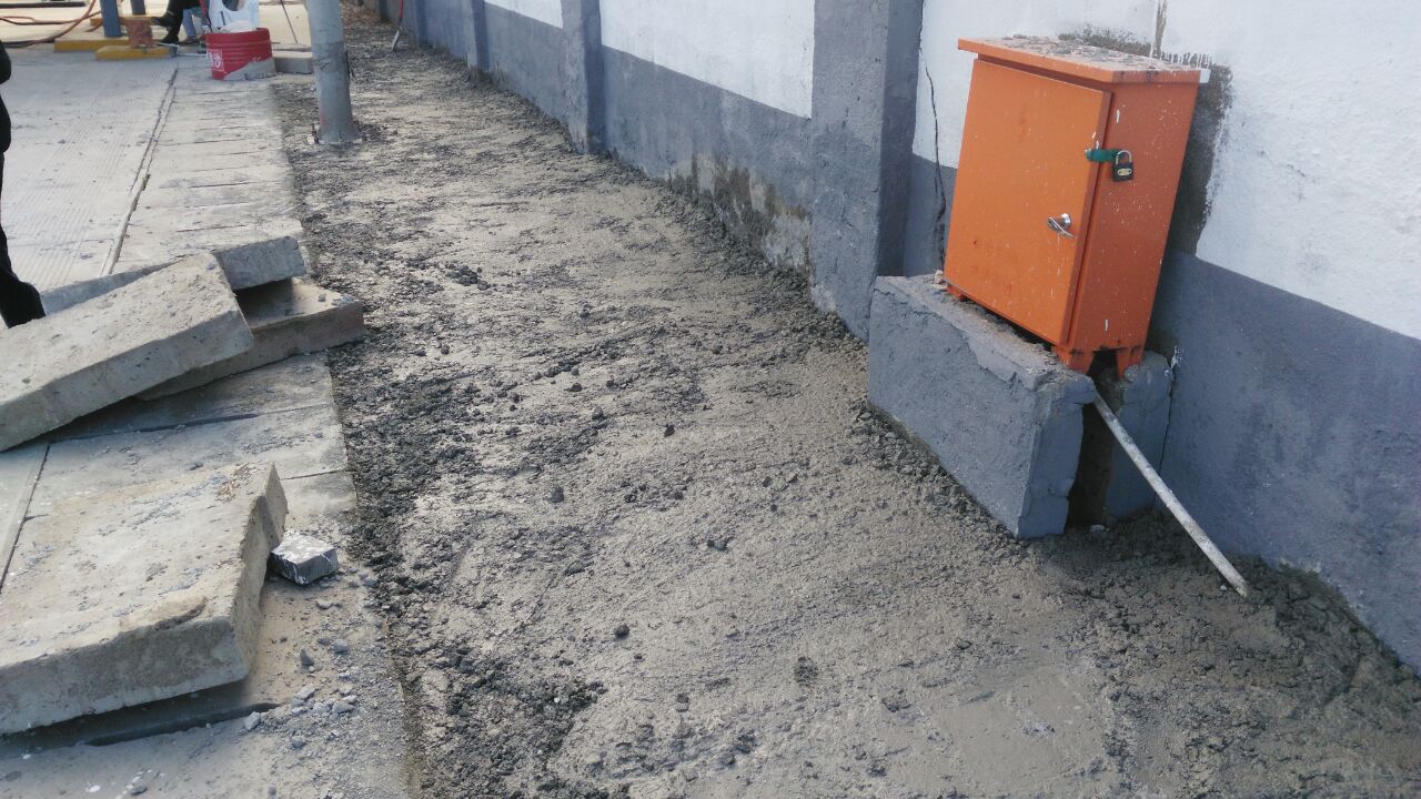 公共快速公司東區(qū)車隊鋪水泥地坪做好創(chuàng)衛(wèi)工作