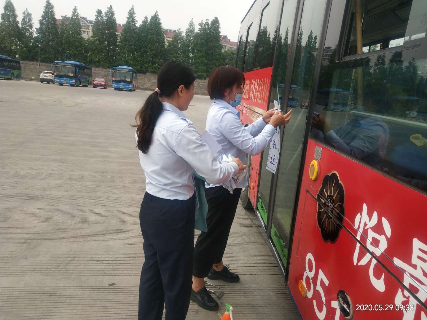 更換車輛標識  打贏創(chuàng)文攻堅戰(zhàn)