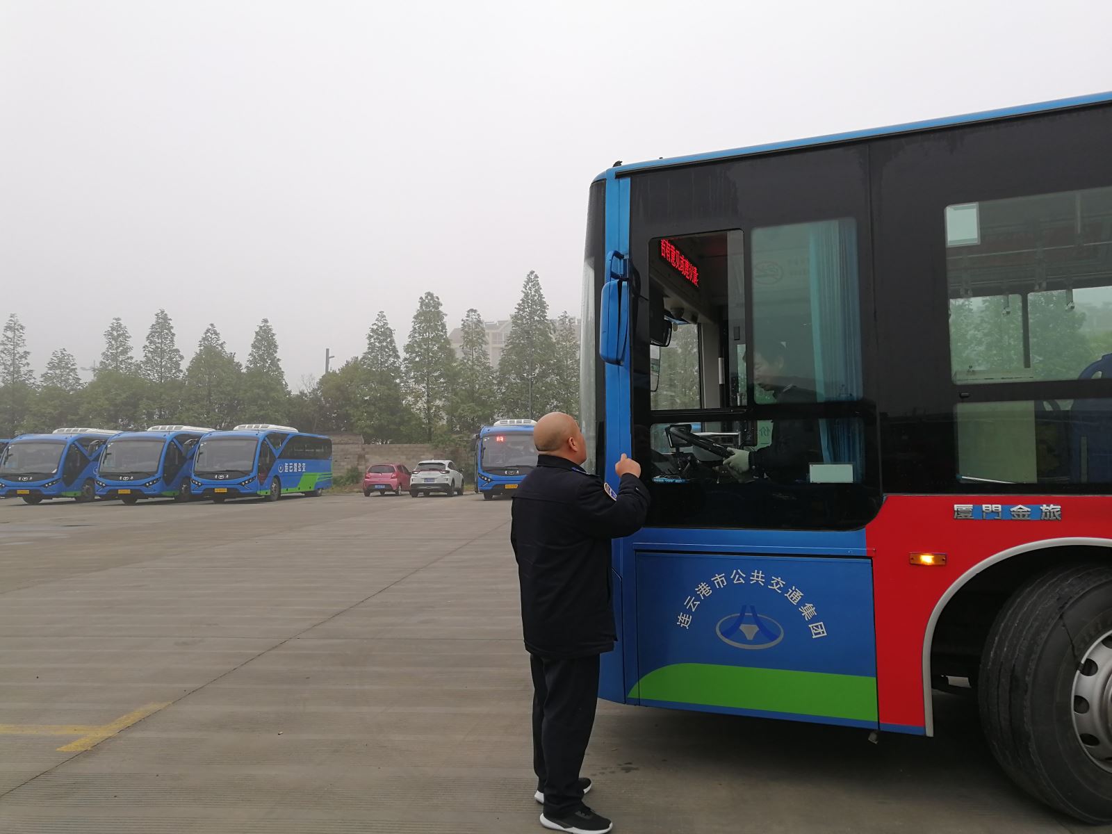 公交集團公交事業(yè)一部啟動“霧天”應(yīng)急預(yù)案保障正常運營