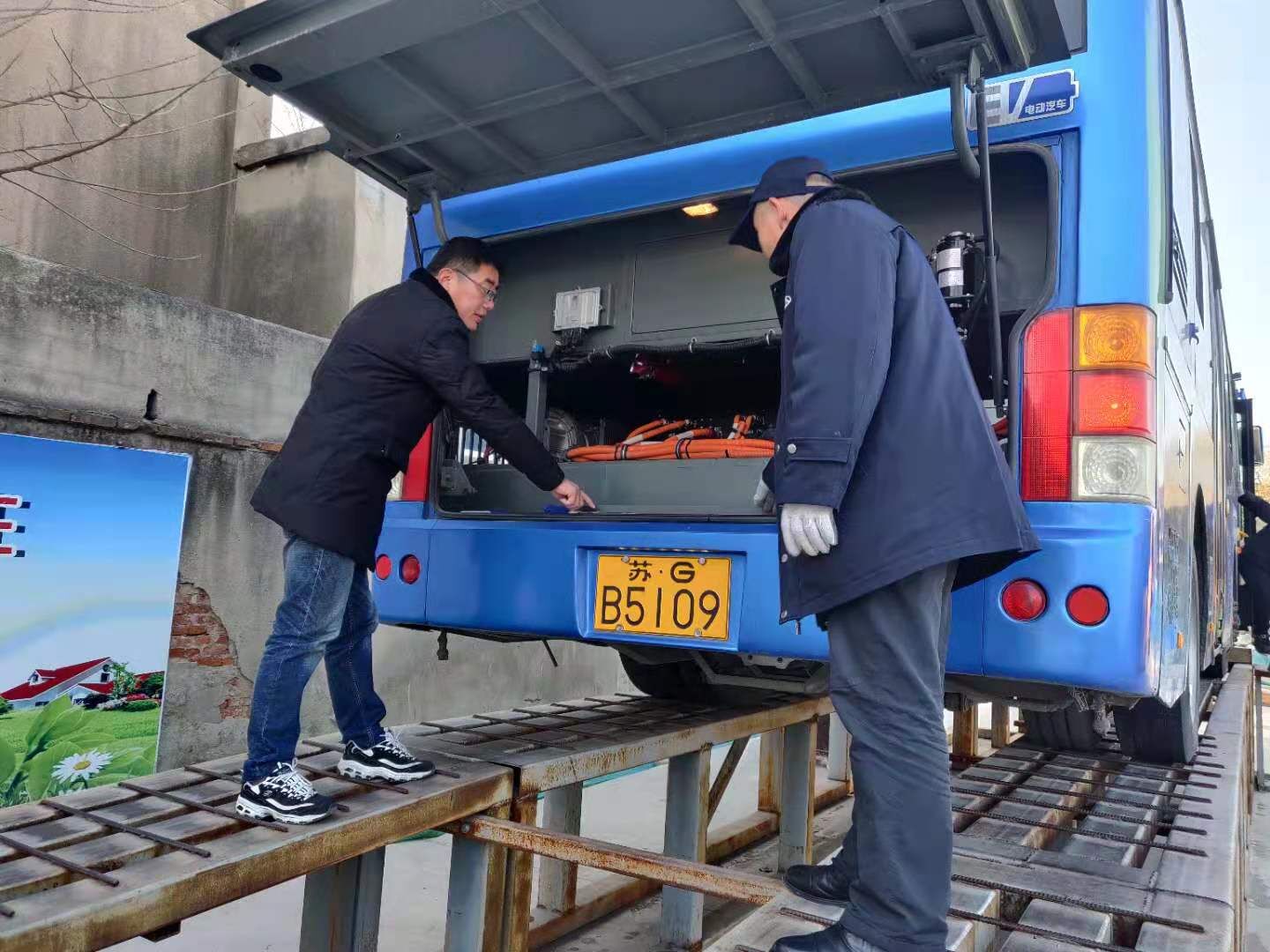 公交集團(tuán)公交事業(yè)一部開展車輛安全機(jī)務(wù)隱患大排查活動