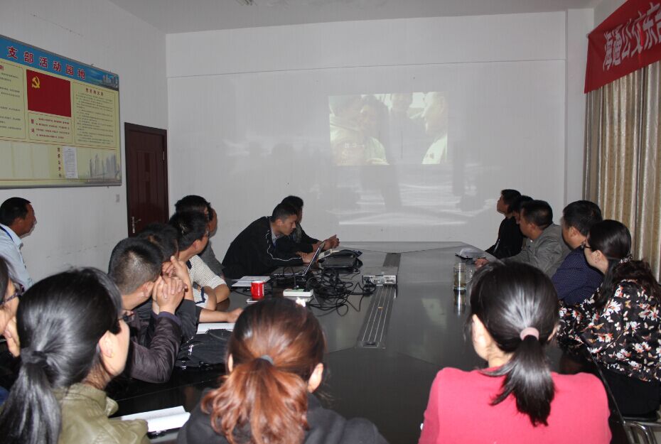 公交東部公司積極組織觀看專(zhuān)題片《逐夢(mèng)小康  小康新夢(mèng)》和《一位女村官的承諾》