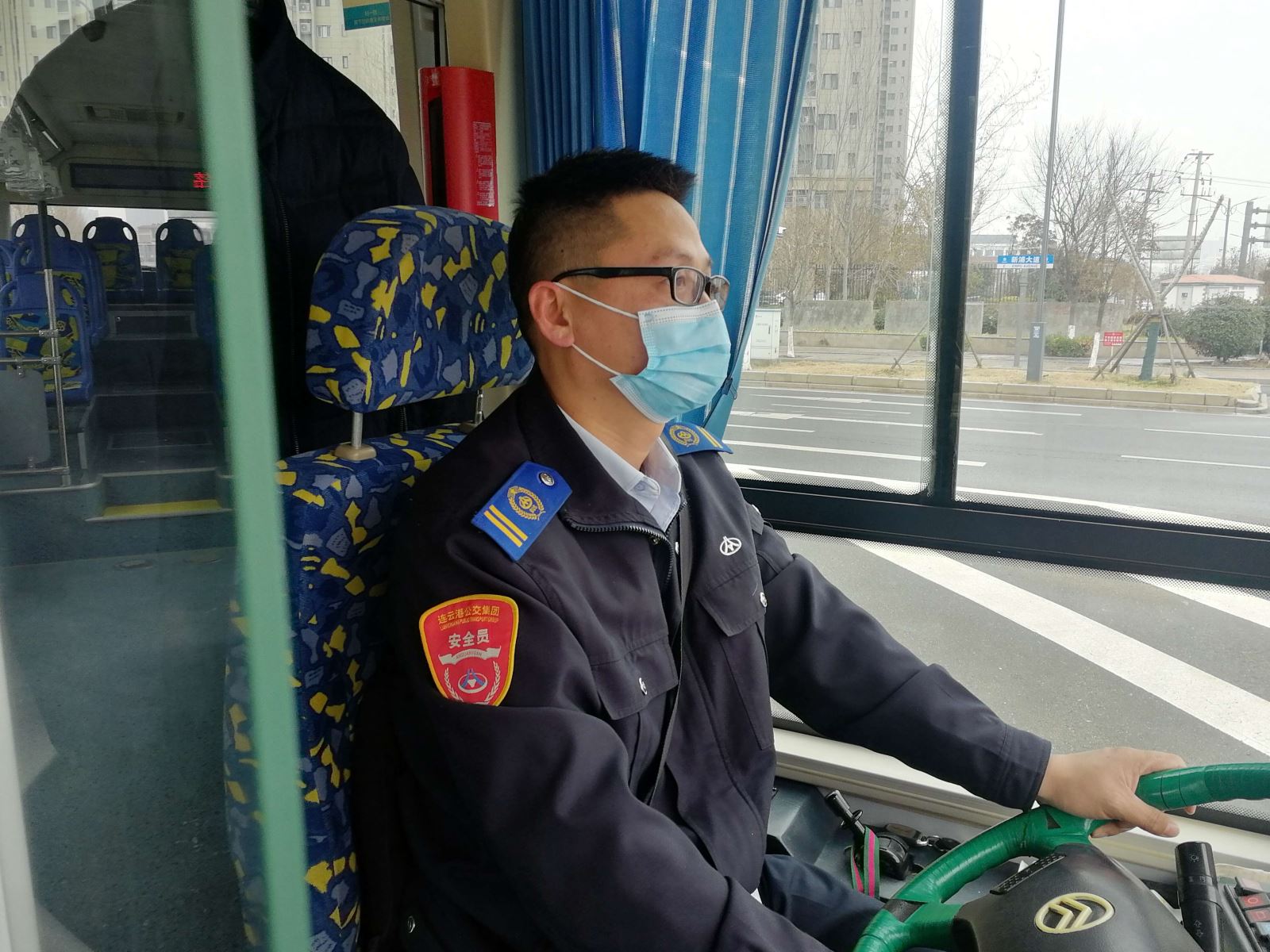 公交集團公交事業(yè)一部20路駕駛員成剛 拾金不昧獲表揚