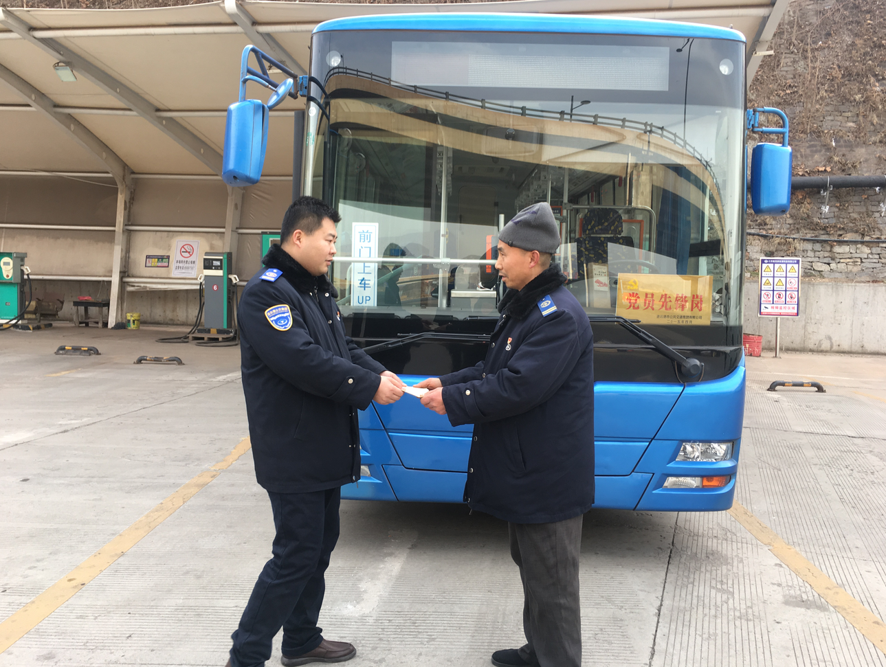 公交集團(tuán)公交事業(yè)二部開展春節(jié)走訪慰問困難黨員活動(dòng)