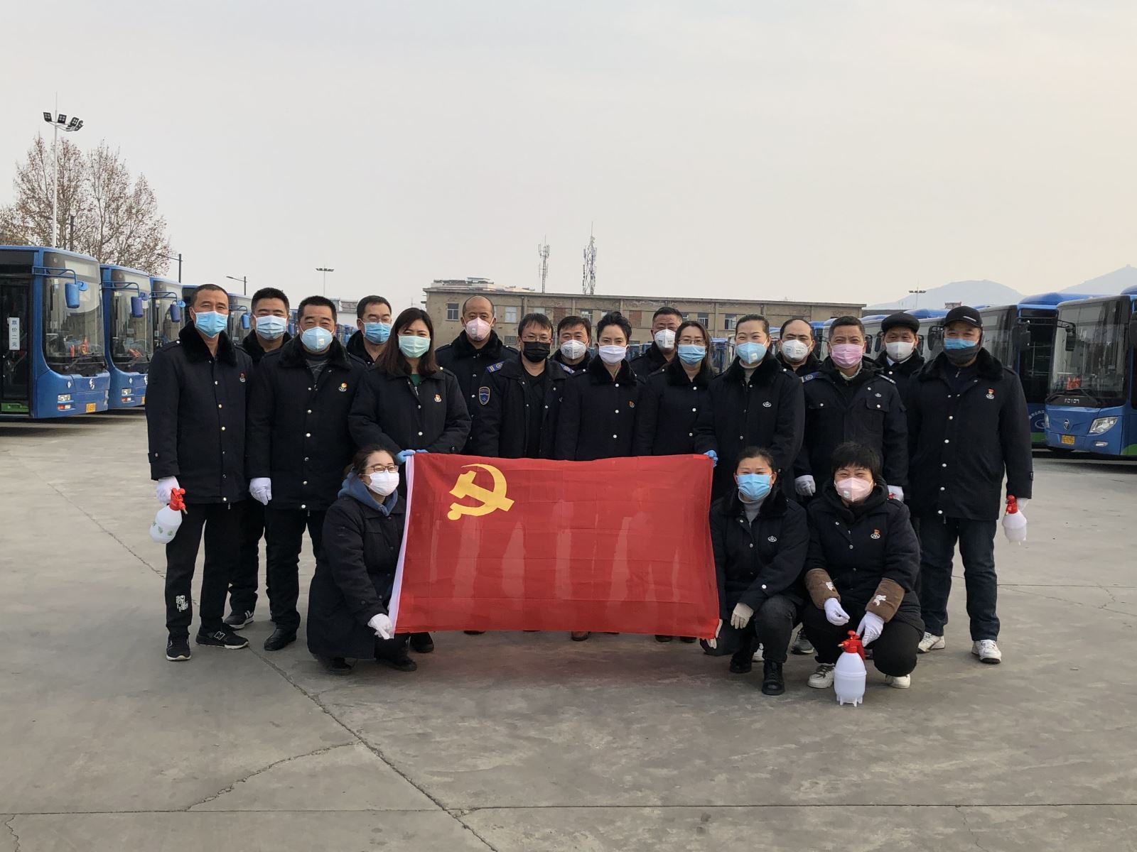 堅(jiān)守一線，用行動(dòng)譜寫(xiě)了一曲“愛(ài)的奉獻(xiàn)”