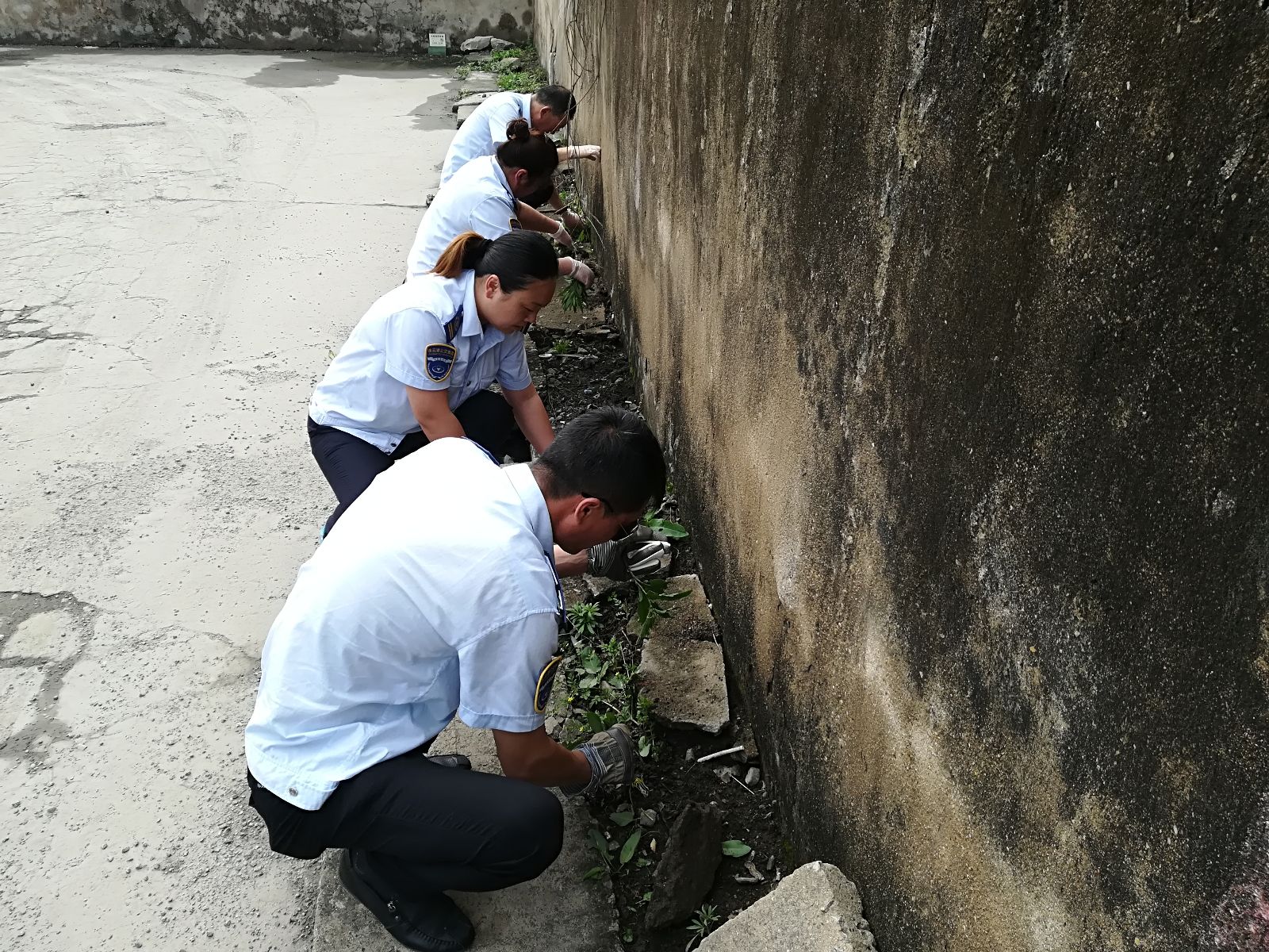 公交集團(tuán)海通公交公司做好站場衛(wèi)生 為創(chuàng)文工作助力