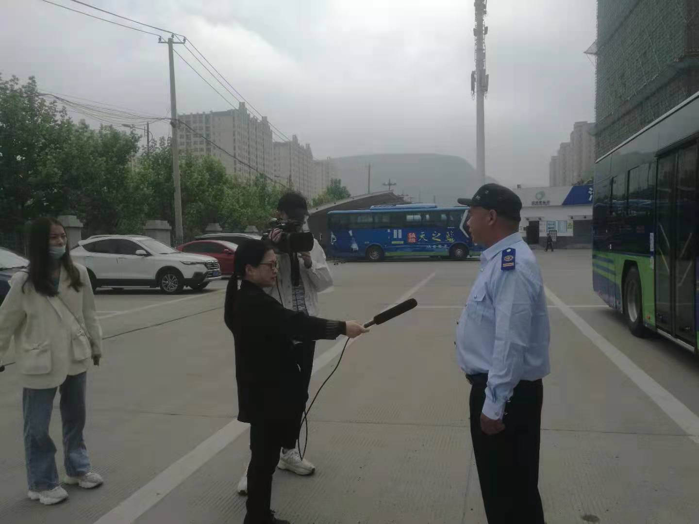 公交集團公交事業(yè)一部3路駕駛員武傳超見義勇為，奮力滅火