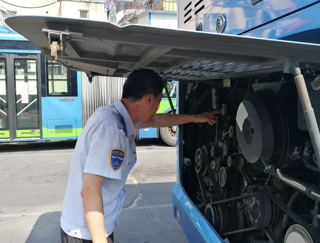 公交集團快速公交公司強化車輛檢查 為創(chuàng)文助力
