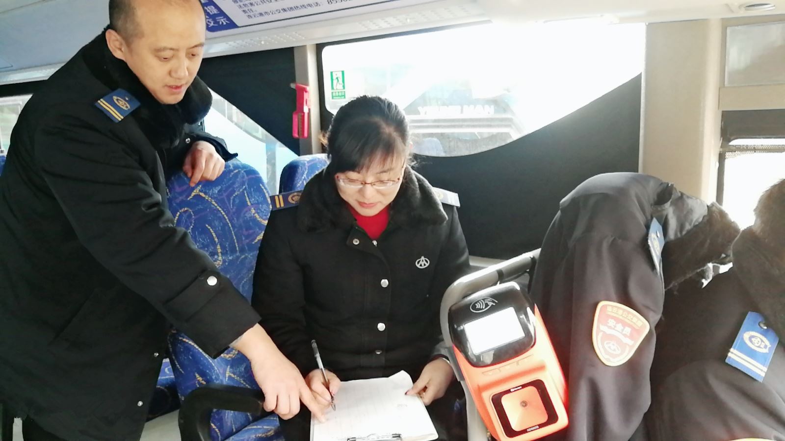 公交集團(tuán)公交事業(yè)一部開展游1路客流調(diào)研活動