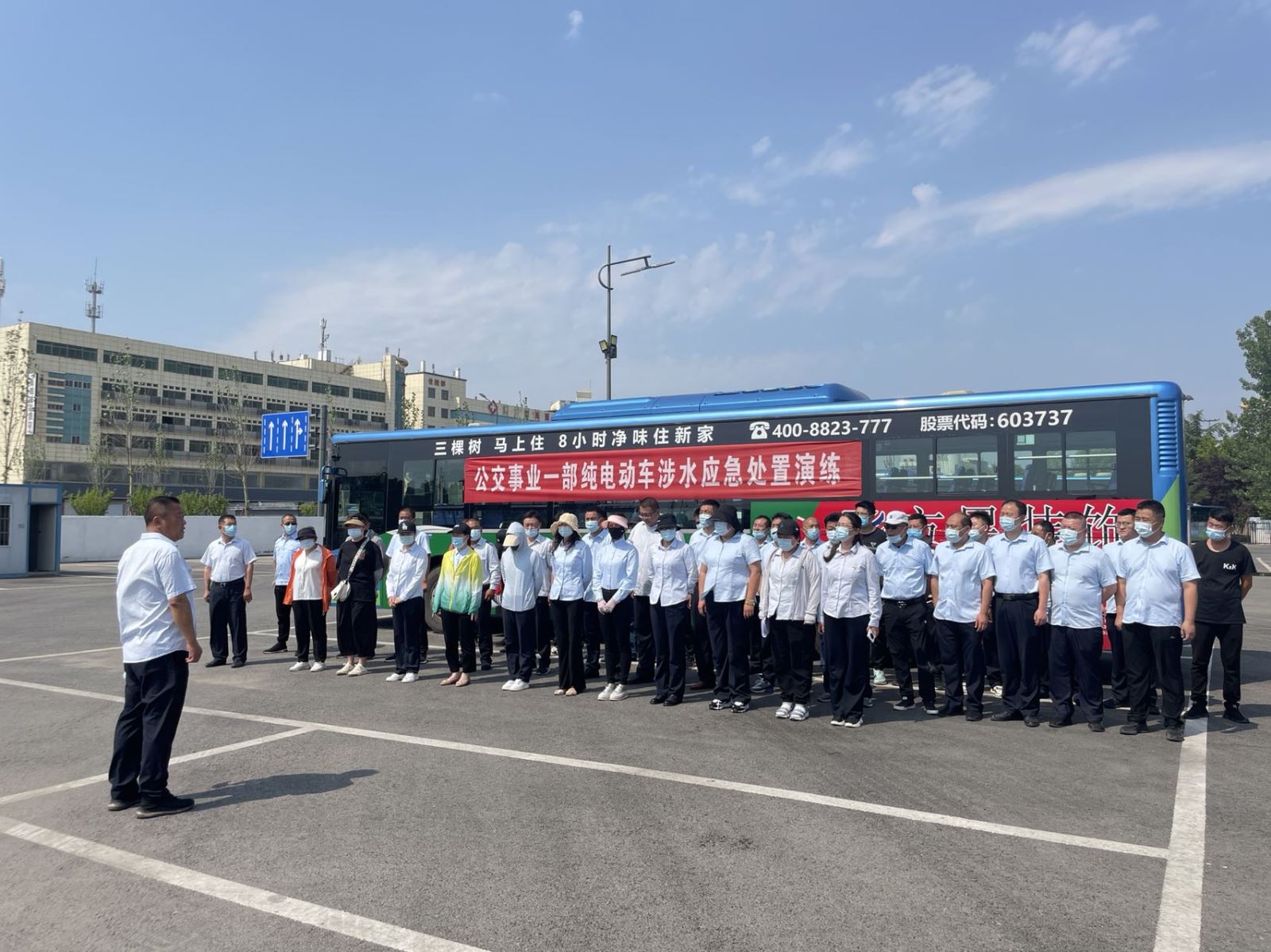 公交集團(tuán)公交事業(yè)一部開展純電動車涉水應(yīng)急處置演練