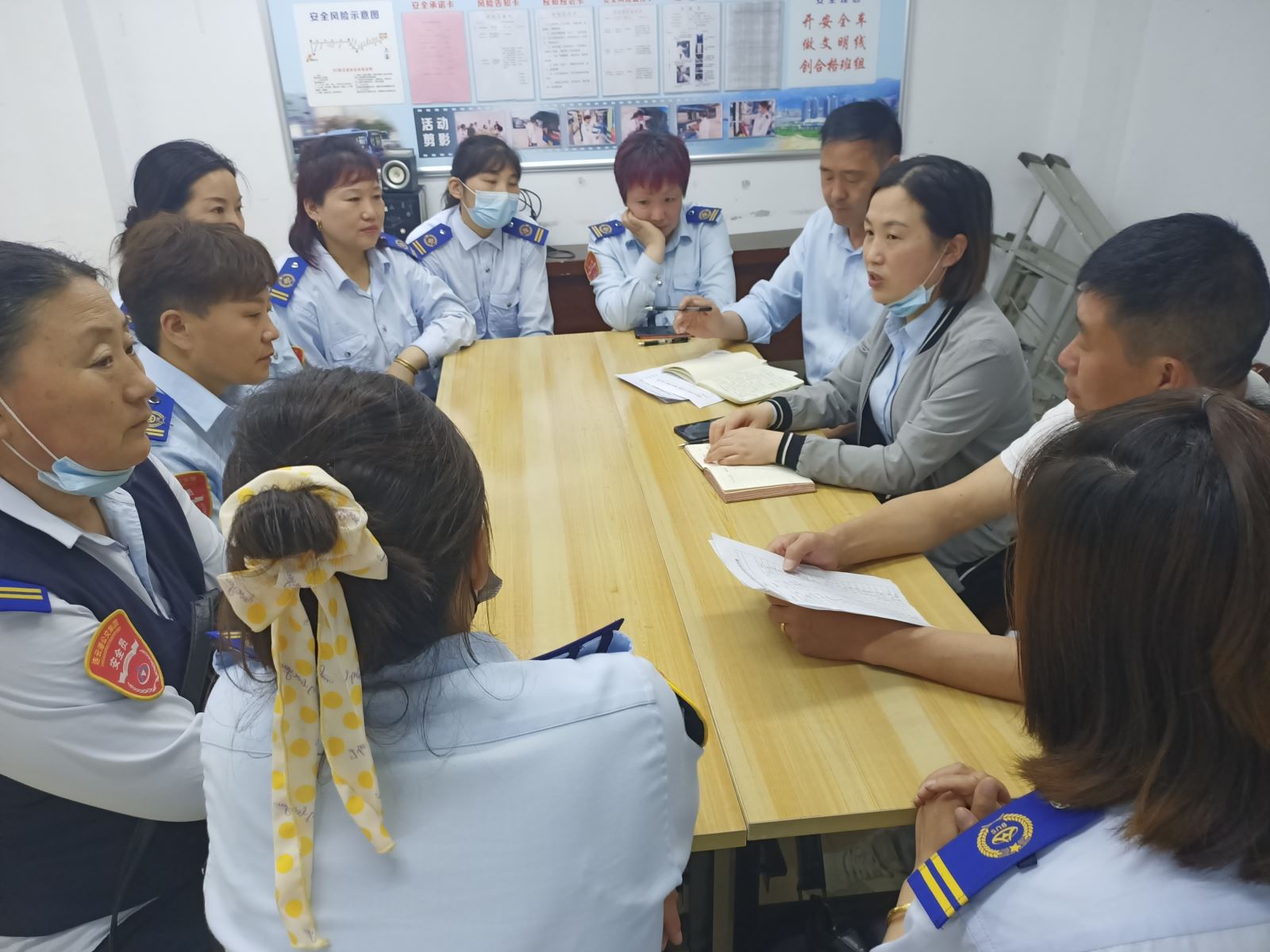 公交集團快速公交事業(yè)部爭創(chuàng)B3“敬老文明線”