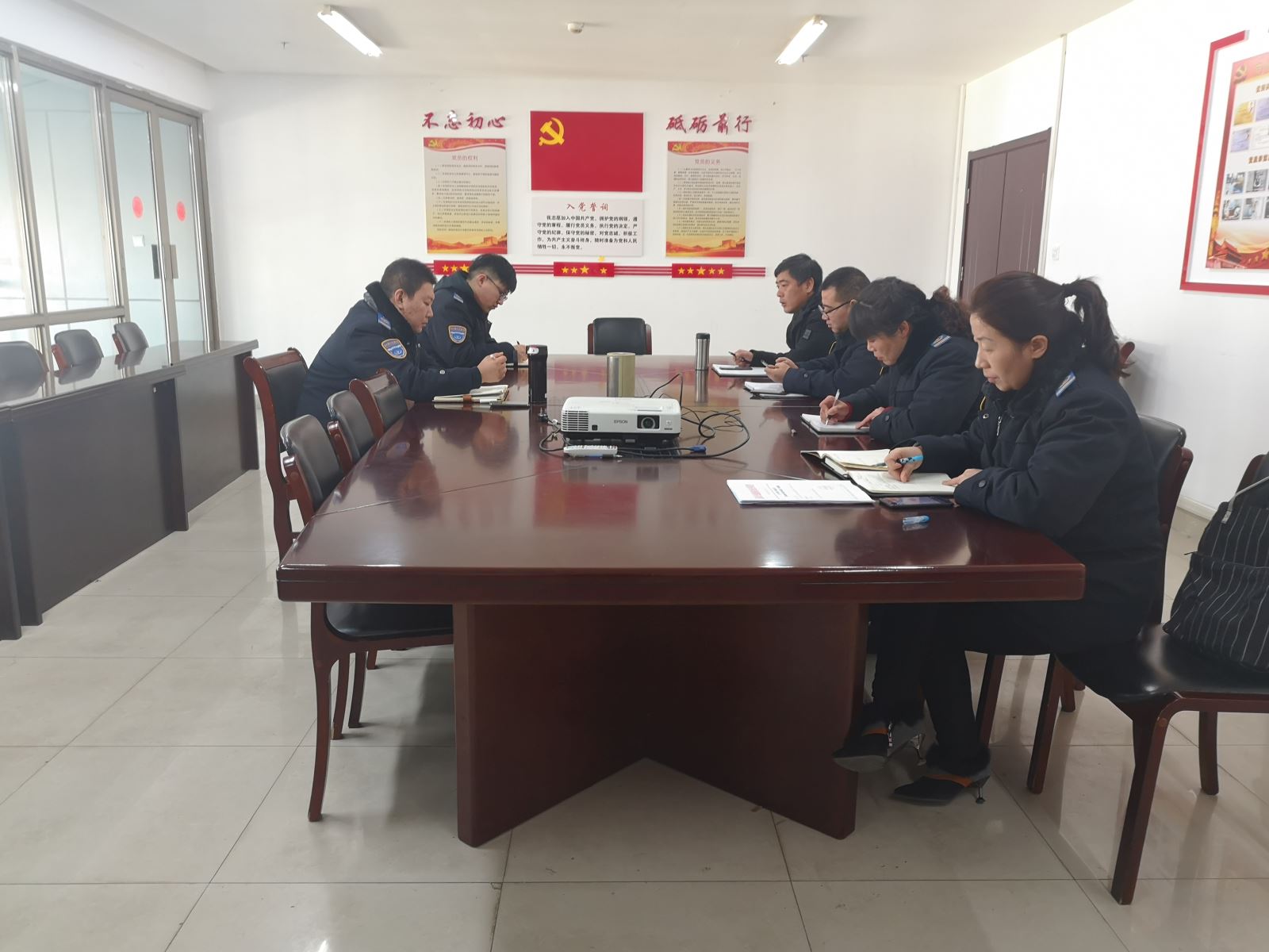 公交集團(tuán)快速公交事業(yè)部召開開通B12區(qū)間線專項會議