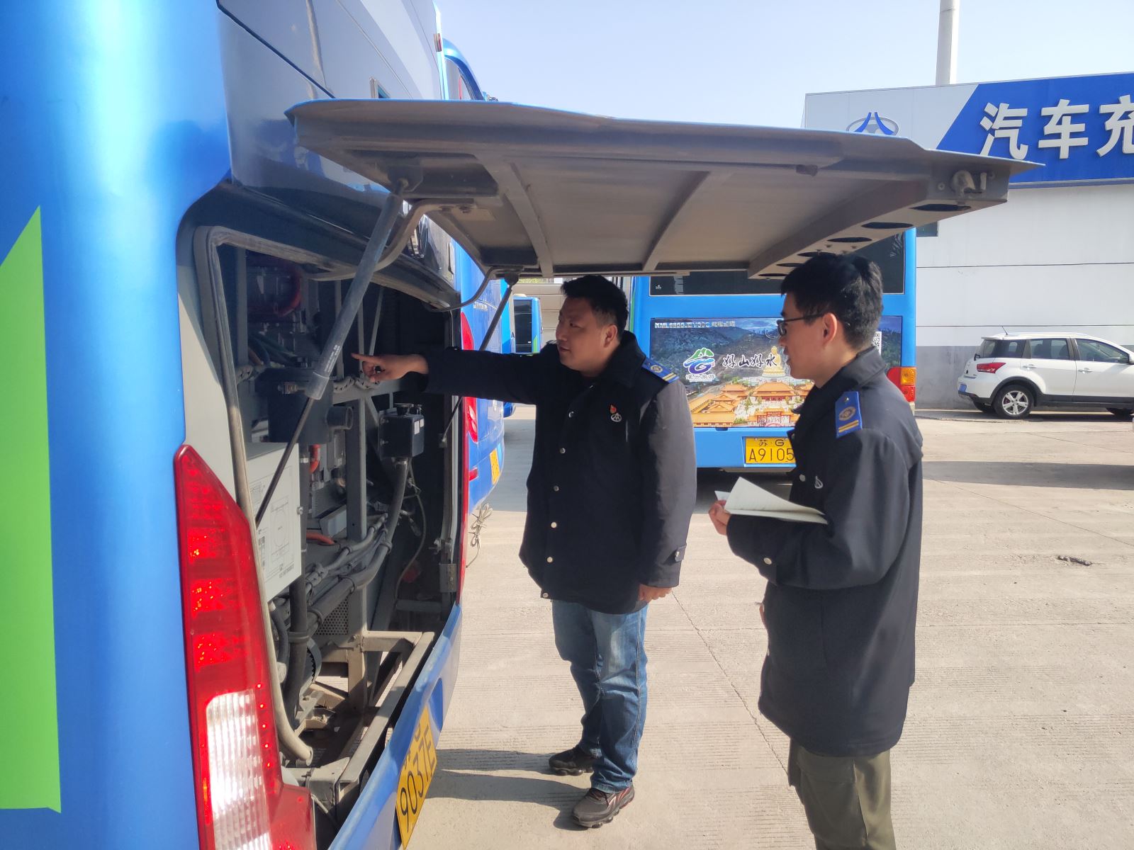 公交集團(tuán)開(kāi)展電池艙楊柳絮清理檢查工作