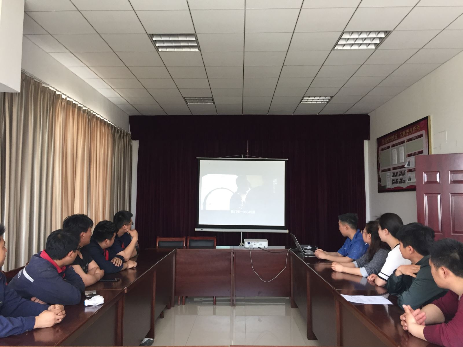 公交集團(tuán)機(jī)務(wù)技術(shù)事業(yè)部開展“迎五四青年節(jié)”觀看紅色電影活動