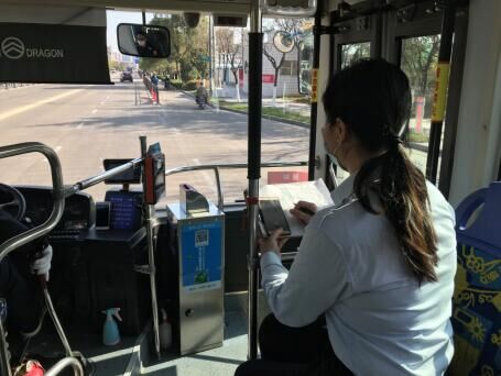 公交集團公交事業(yè)一部組織人員進車廂開展客流調研活動