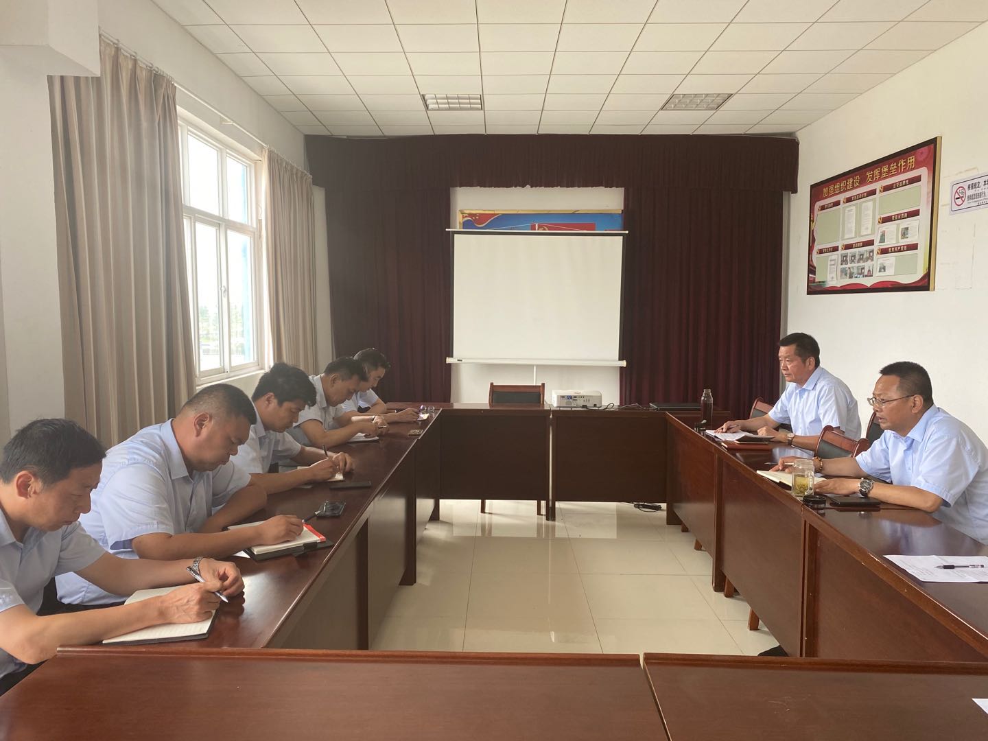 機務(wù)技術(shù)事業(yè)部召開安全例會