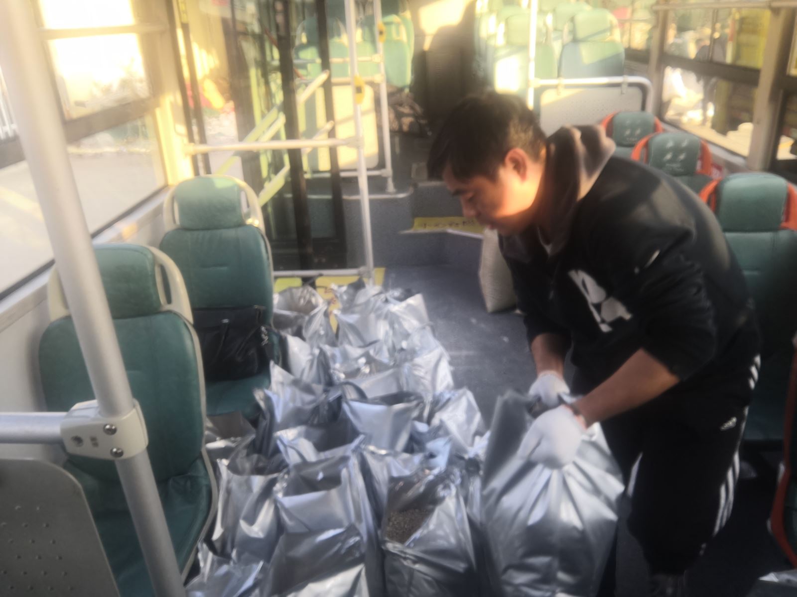 公交集團(tuán)快速公交事業(yè)部提前儲備融雪劑為備戰(zhàn)嚴(yán)寒做足準(zhǔn)備